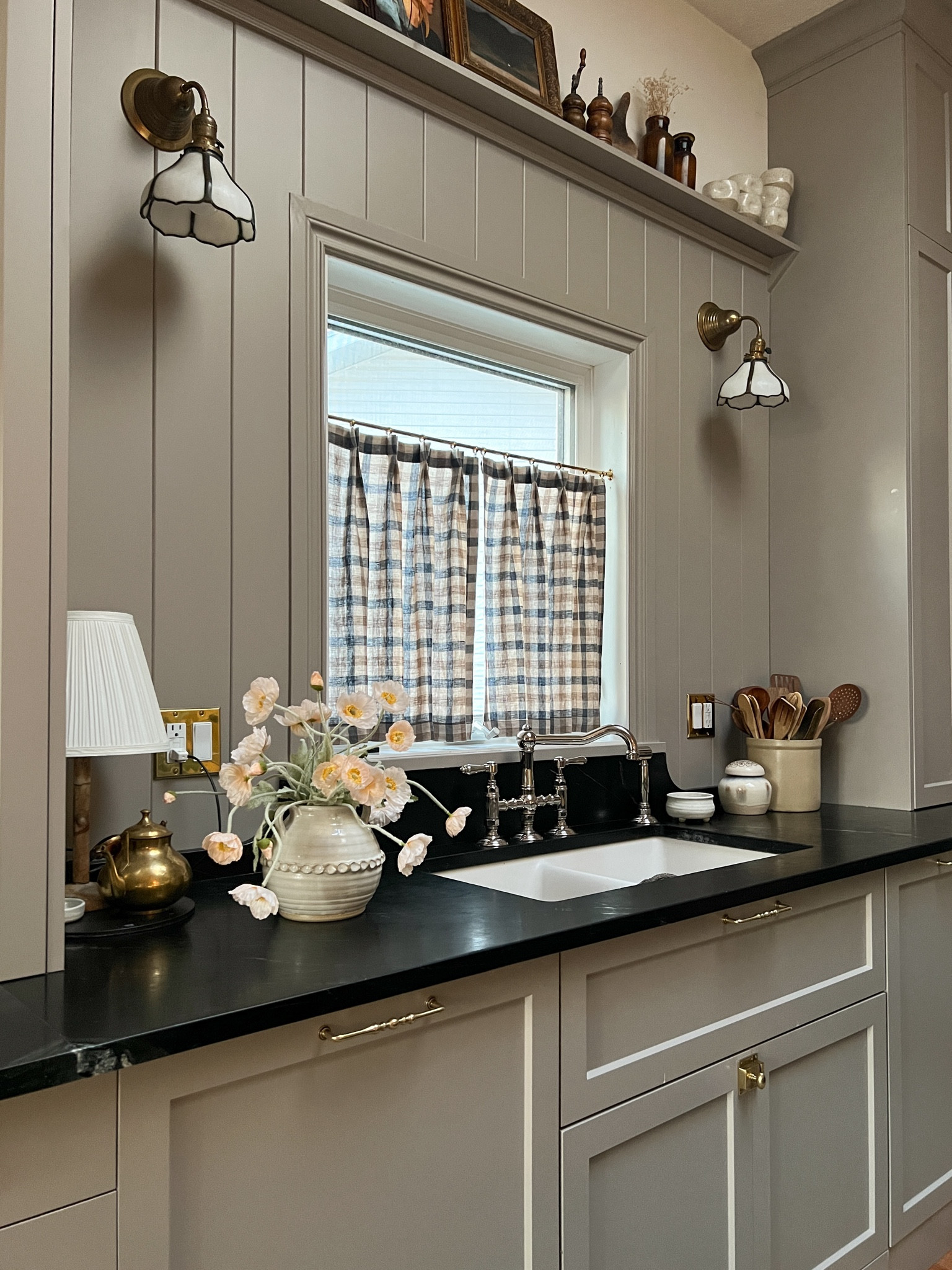 A few kitchen sources 

English style kitchen 
Kitchen styling 