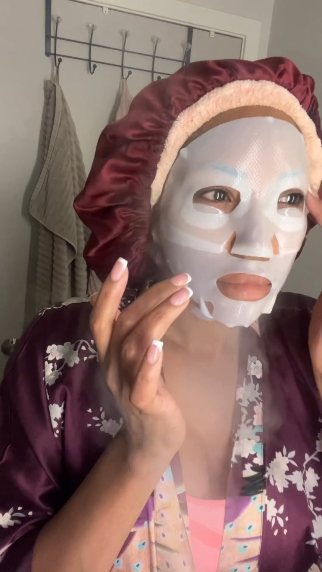 These come in a pack of 6. Collagen anti wrinkle masks! Firms, plumps, hydrates! 60 minutes is all you need. 