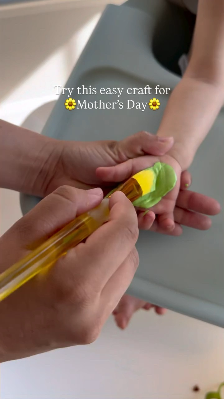 Such a cute DIY craft to do with your little one. I'm all about the keepsake crafts because they're only little for so long🥹You can also put this in a photo frame 😍 

Comment “ART” and I'll send you a 🔗✨🥹

#mothersday #mothersdaycrafts #diy