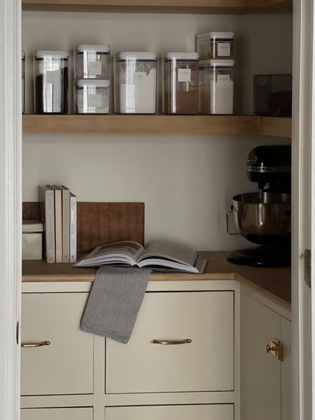 Pantry organization! Its January so I’m cleaning out my kitchen cabinets and pantry and restocking all my favorites!

These locking lid food containers are my absolute favorite! They are a budget friendly version of the OXO containers and come in multiple sizes.

Food storage. Dry goods container. Locking lid canister. Pantry. Kitchen organization. Kitchen storage. Drawer organizer.


#LTKhome #LTKFind #LTKSeasonal