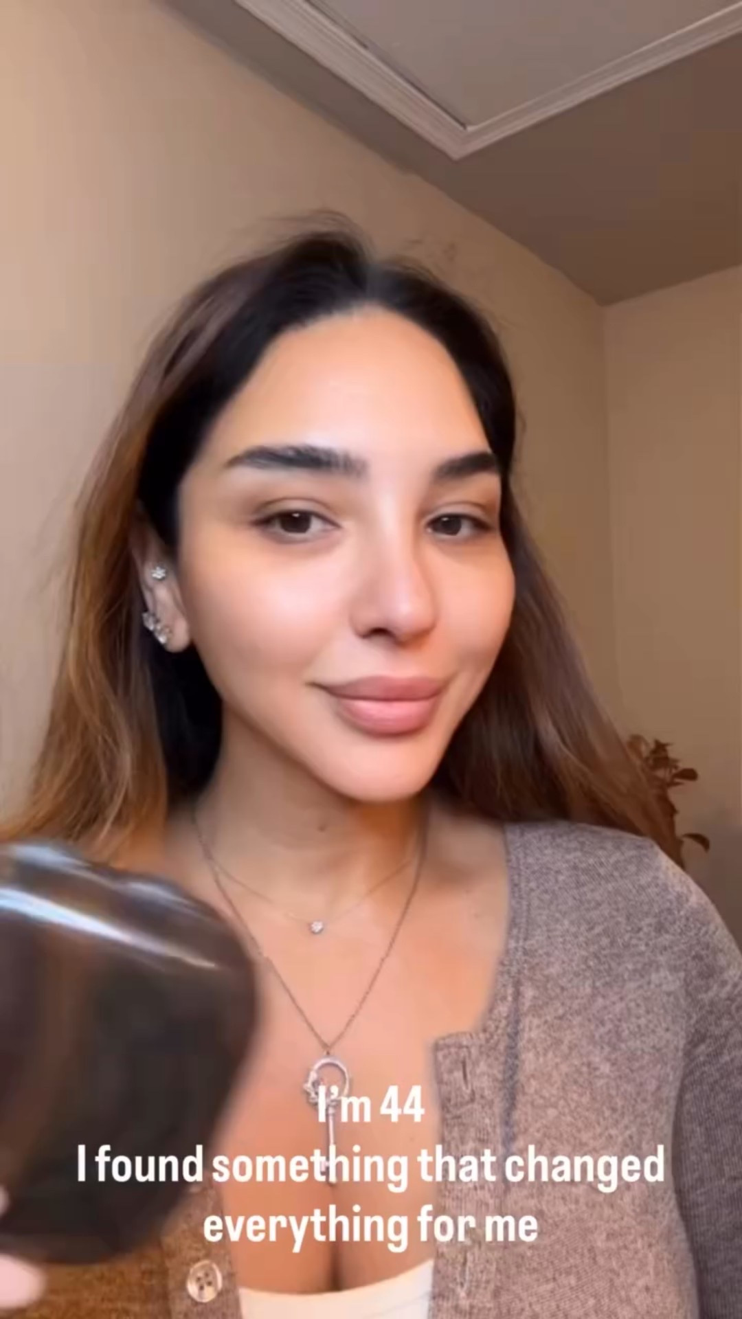 This lymphatic contour face brush has become a must in my routine 👸
Just a few minutes a day helps reduce puffiness, sculpt my jawline and leave my skin looking fresh , lifted and glowing pairing it with Anua serum , that helps improve my skin clarity and radiance .

I love how this combo relieves tension and makes my face feel lighter and more defined - no machine, no needles, just consistency and patience 💫

If you are at your 40s or you are craving glow , balance, glass skin and self care that feels good, this is a beautiful place to start..
Aging isn’t about fixing, it’s about supporting your body and honoring it 🌸

Follow @wafa.glowwithme , comment ❤️ and I will DM with all product details 

@amazon 
@anua_global