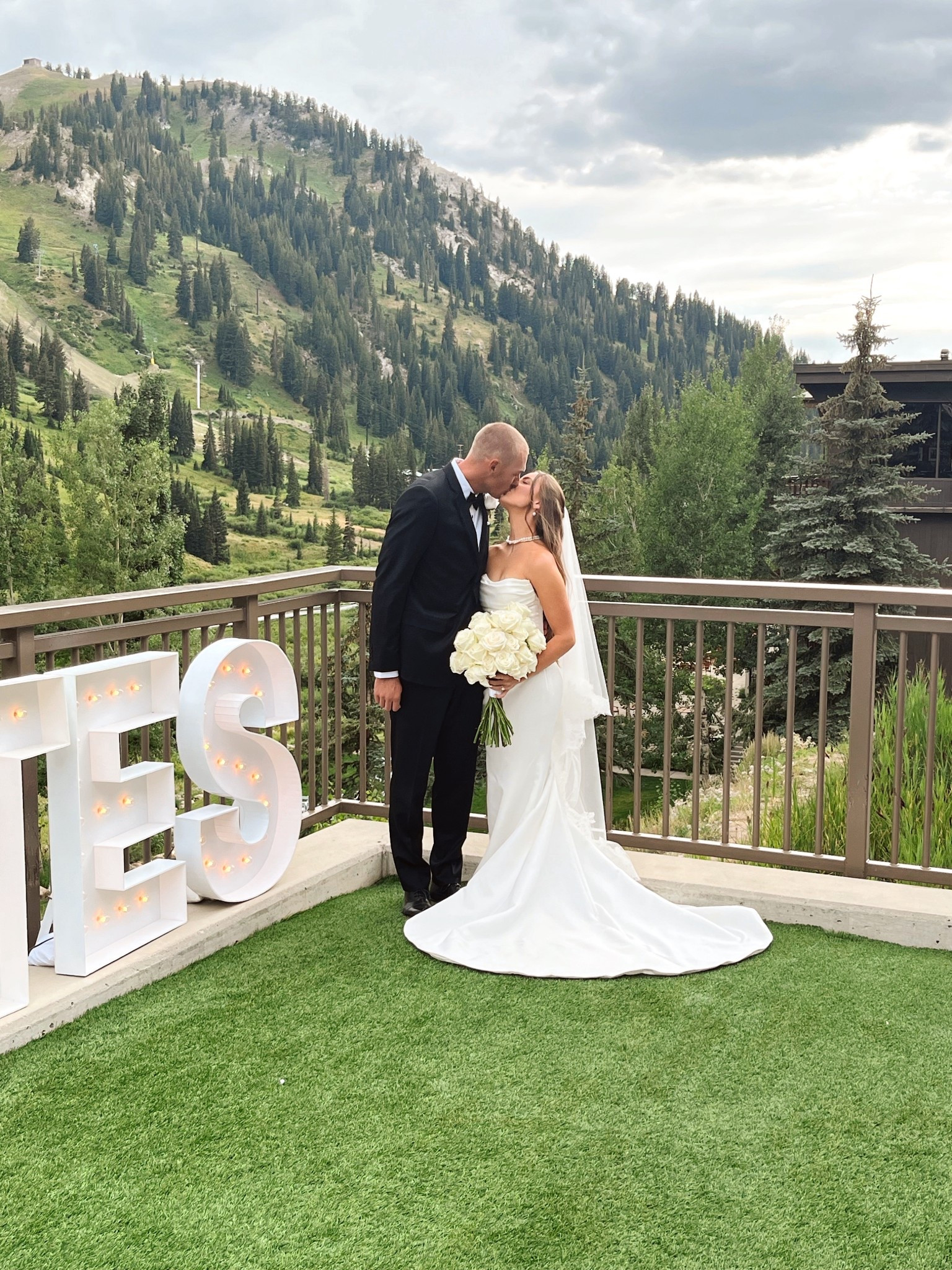 Black and white modern classic luxury mountain wedding in Utah

#LTKWedding #LTKFindsUnder100 #LTKFindsUnder50