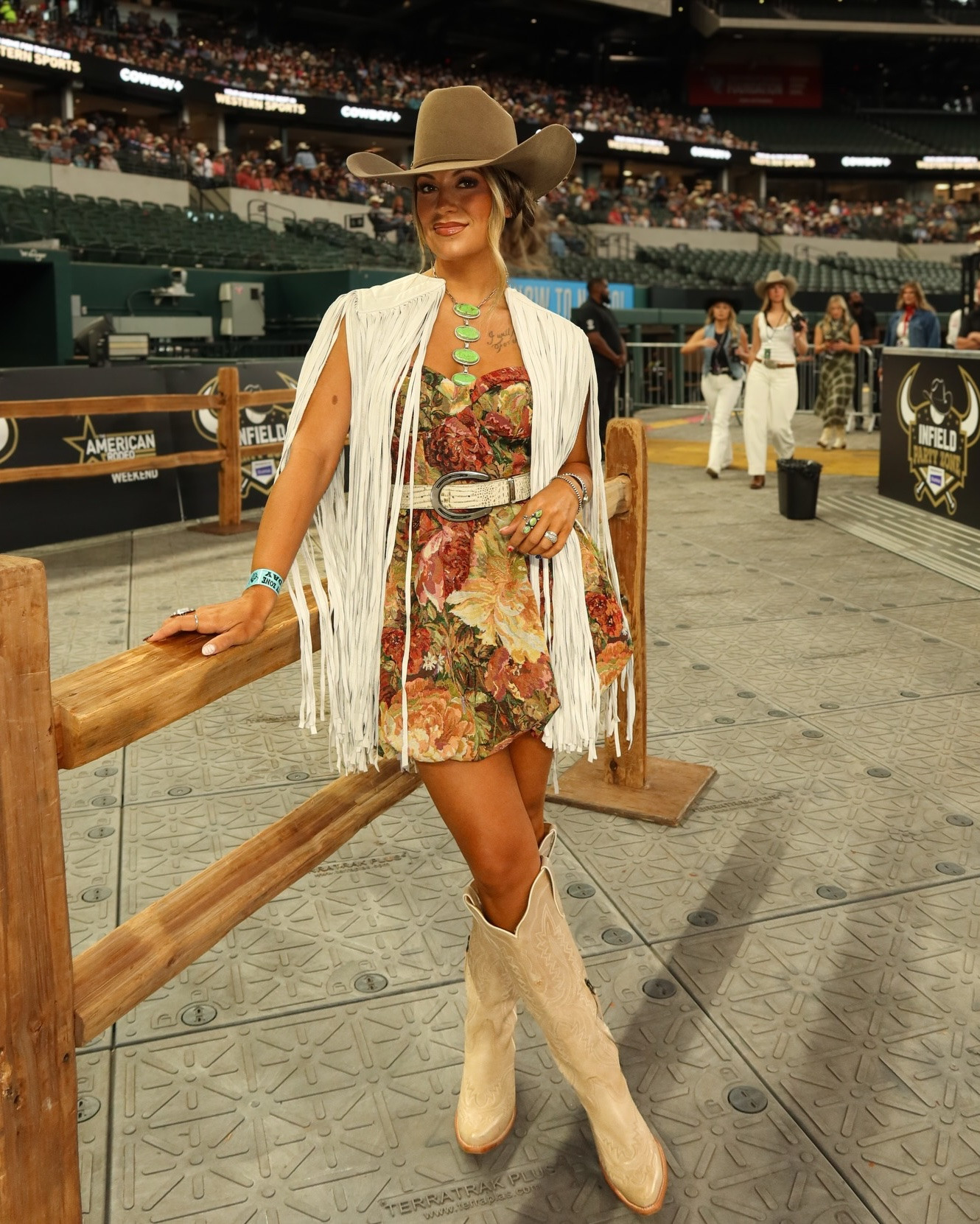 Friends & Fringe ❤️
.
.
.
Outfit & Jewelry: turquoisereata 
Buckle: ch_metalworks 
Belt: ashcreek_native 
Hat: americanhatco 
Boots: ariatinternational
