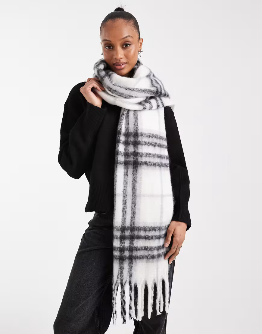 ASOS DESIGN – Karierter Fransenschal aus Webstoff in Schwarz-Weiß-Bunt | ASOS (Global)