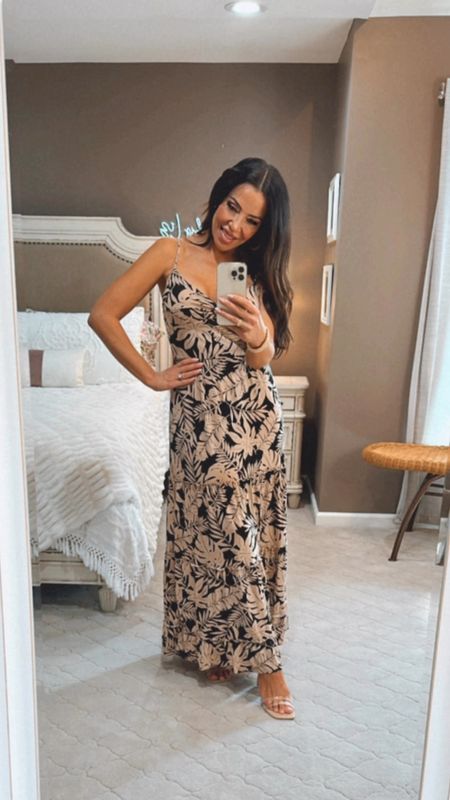 Maxi dresses are so flattering and comfy! They’re like wearing a mumu, but absolutely looking dressy! What could be better? This one is lined, made very well and is in my favorite neutral colors. It’s also $18!
👡🖤👡🖤👡🖤👡🖤👡🖤👡🖤👡
#walmart #walmartfashion #affordablefashion #fashionover40

#LTKVideo #LTKStyleTip #LTKFindsUnder50