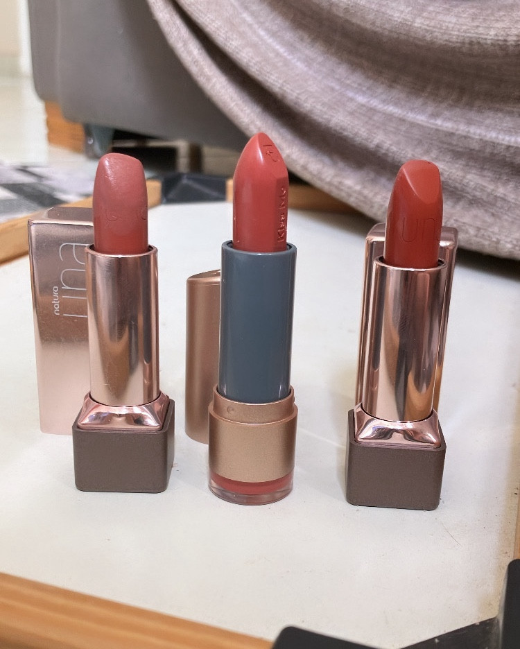 Um breve comparativo dos batons:

Nude 2C e Nude 10C, ambos da linha CC Hidratante de Natura Una, com o batom na cor Avelã, da linha Soul Kiss Me de Eudora.
.
Ambos possuem fórmula hidratante, sendo a versão de Eudora mais macia e hidratante que a versão de Natura, e também com maior pigmentação.
Ambos possuem fator de proteção solar e fórmula que hidrata e regenera os lábios, deixando-os mais macios e confortáveis 🥰🤌
.
#Natura #Eudora #NaturaUna EudoraSoul 