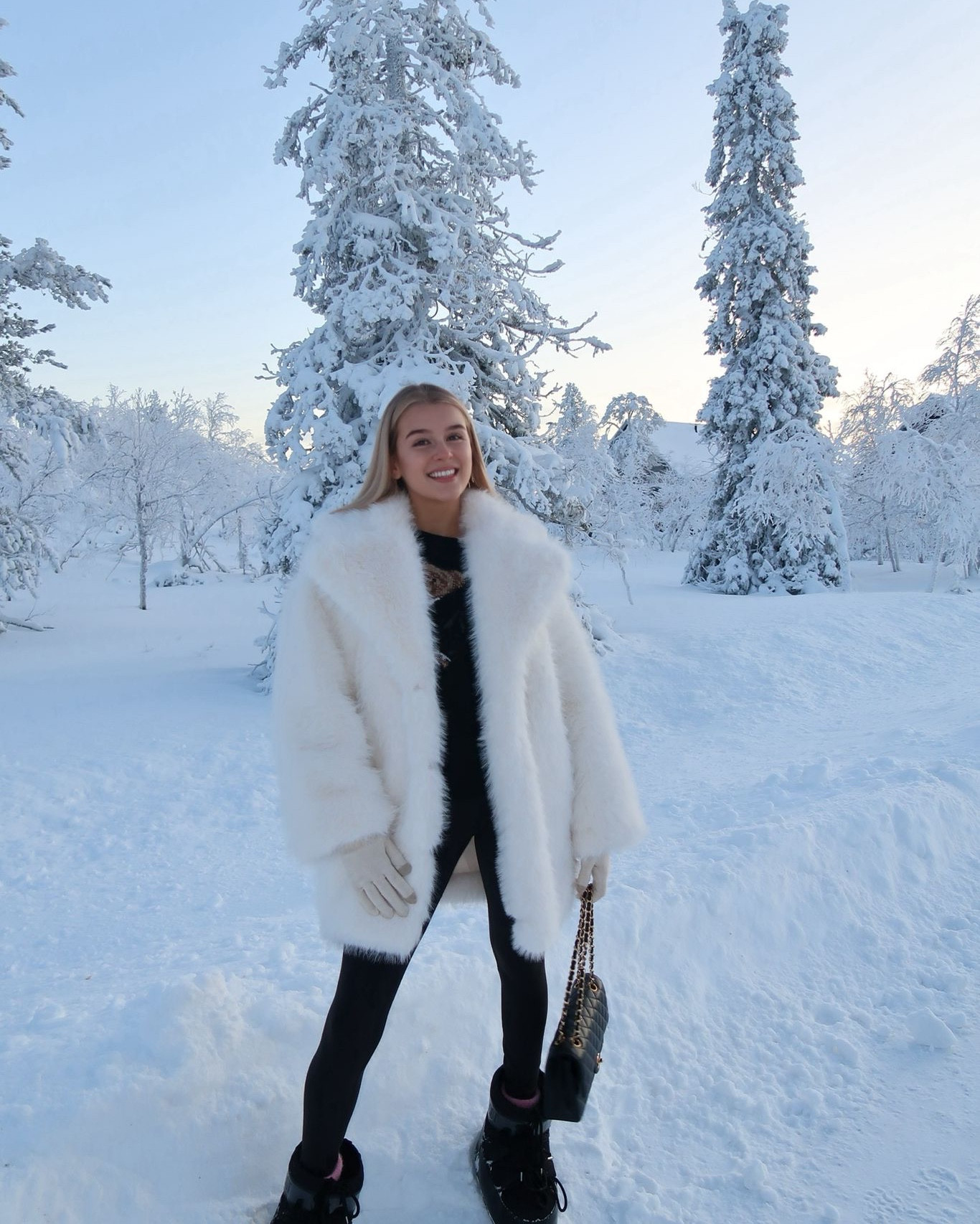 ❄️✨


Lululemon leggings, Gina Tricot Faux Fur midi coat, ASOS, Black moon boots, Chanel bag, Ralph Lauren Bear Jumperr

#LTKtravel #LTKfestive #LTKwinter