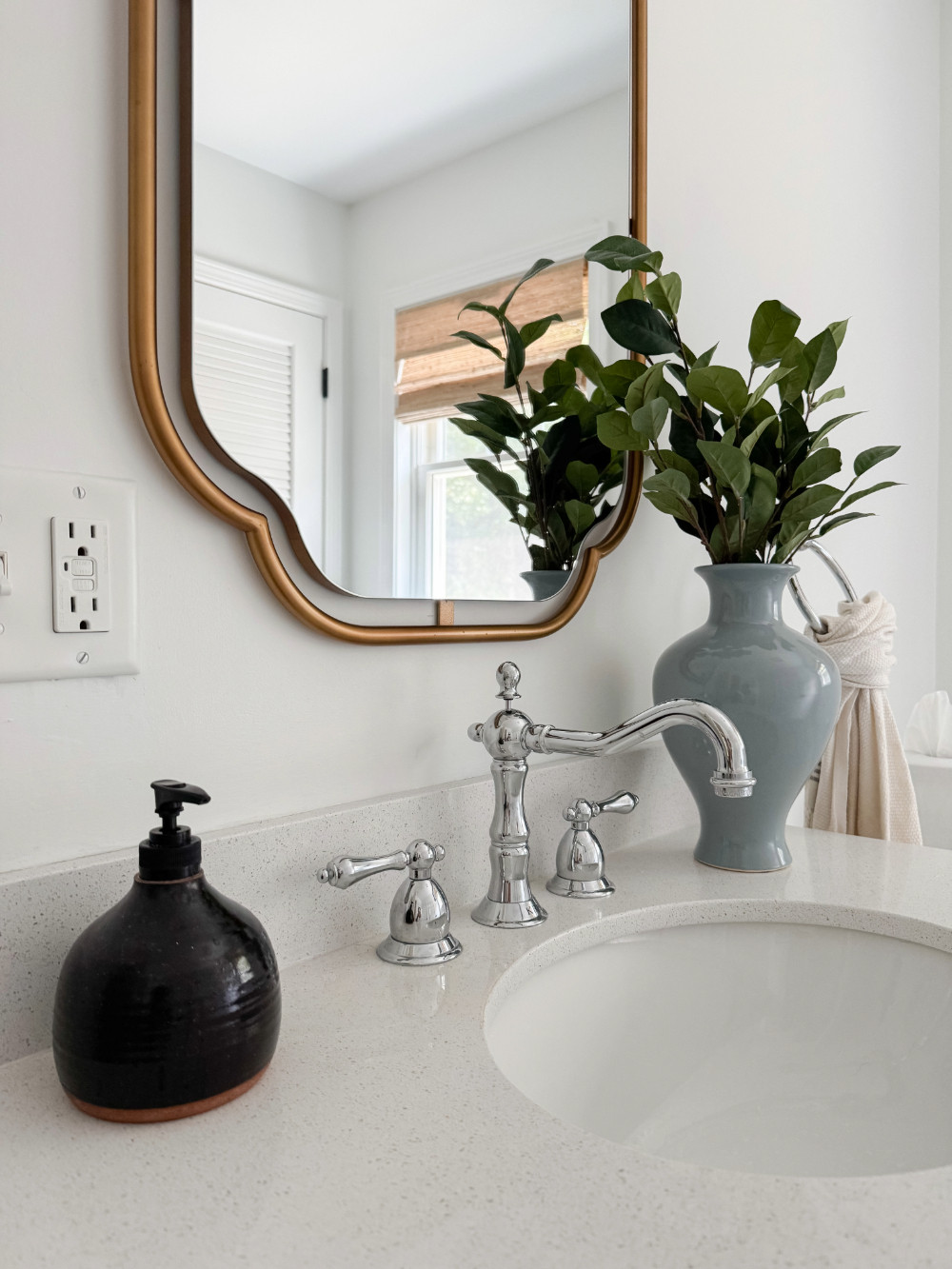 Coastal Half Bath

light and airy bathroom, coastal bathroom, gold mirror, gold and white vanity, blue vase, gold and white vanity light, sherri calnan home 

 

#LTKSeasonal #LTKHome #LTKStyleTip
