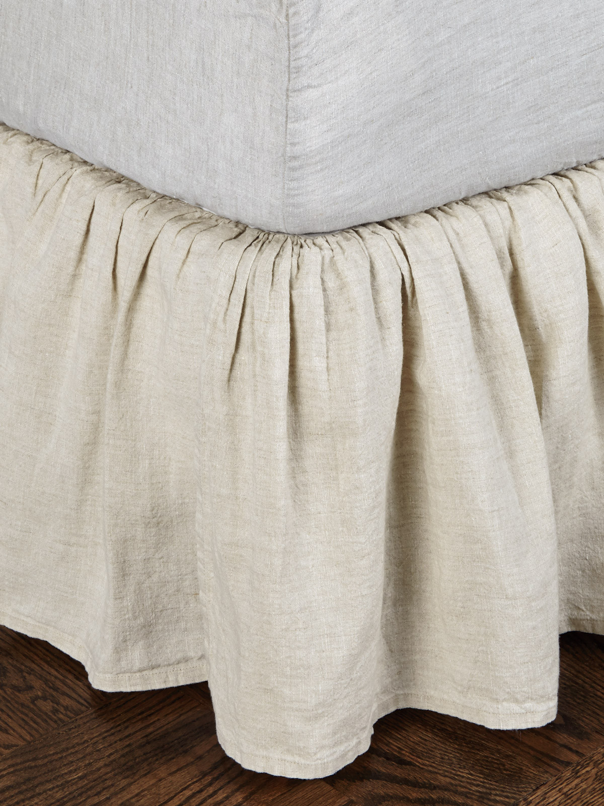 Dust ruffle  | Schweitzer Linen