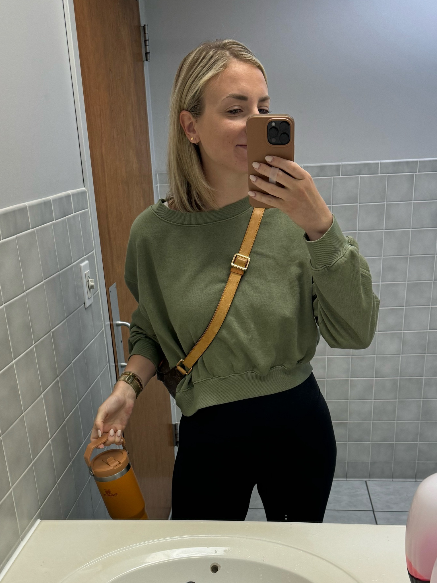 Back to PA means back to cropped sweatshirts and leggings 👎🏼🖤

#LTKfitness #LTKSeasonal