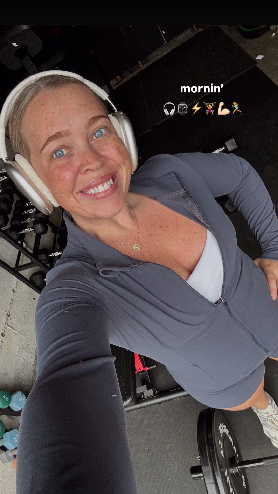 Gold Hinge set 🤩 and they just dropped a new color!! 👀🩵🤍 Wearing a size Large!! 