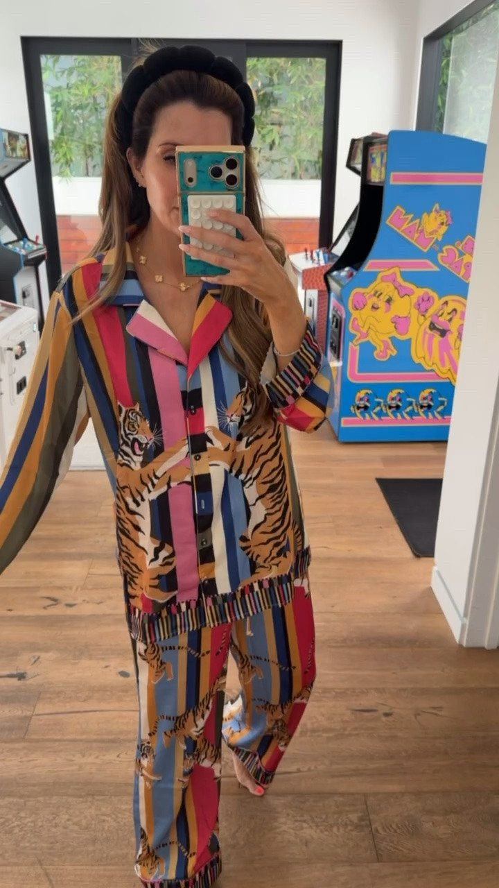 These pajamas are FUN! Wearing a small! 🐅💕

Show Me Your MuMu, MuMu fashion, Satin pajamas, Long sleeve pajamas, Fun pajamas, Loungewear, Emily Gemma

#LTKgrwm #LTKHome #LTKmorningroutine