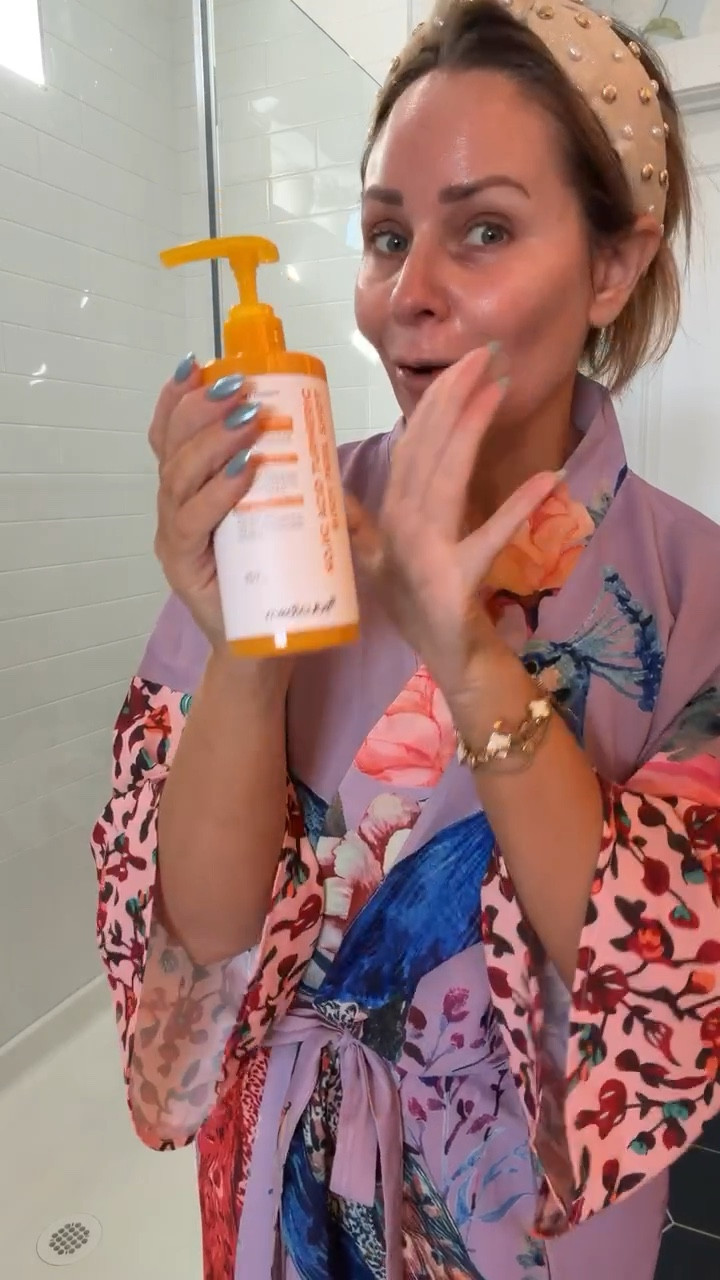 This is how I get smooth, glowing body skin ✨
A gentle exfoliating body peel that helps with texture, dryness, and uneven tone — without being harsh.
#smoothskin #bodycarefinds #exfoliating #dryskinsolutions #glowingskin