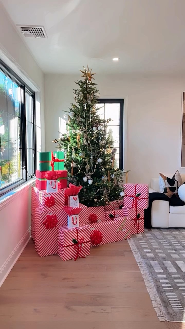 L A  N A V I D A D!
My Beautiful Christmas Tree!
En esta ocasión les comparto una opción para #MyBeautifulXmassTree en tonos Verdes & dorados 

Home Decor | Interior Styles
#homedecorbyaromacafe 
#homedecor  #homedecoration #homedecorinspo #decor #interiordesign #interiordesigners
#interiorismo #plantdecor #organicdesign #Mycb2 #westelm #homestyling #tabledecor #coffetabledecor #inspo #inspohome #andersenwindows #sherwinwilliams #interiorstyling
#athenaforcrate

#LTKHome #LTKHoliday #LTKSeasonal