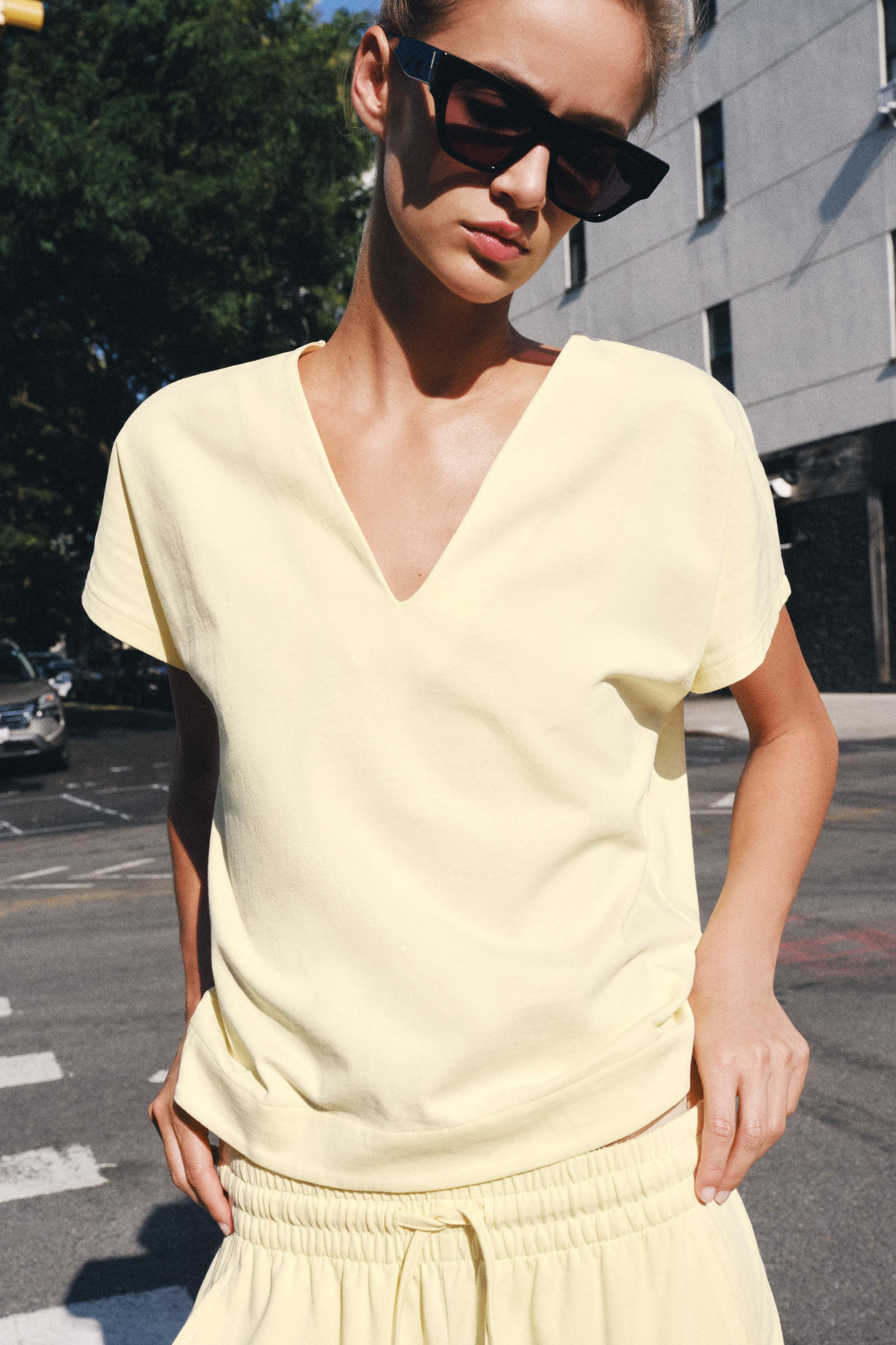 REGULAR FIT - V-NECK - REGULAR LENGTH - SHORT SLEEVEST-shirt crafted from cotton yarn. V-neck and... | Zara US