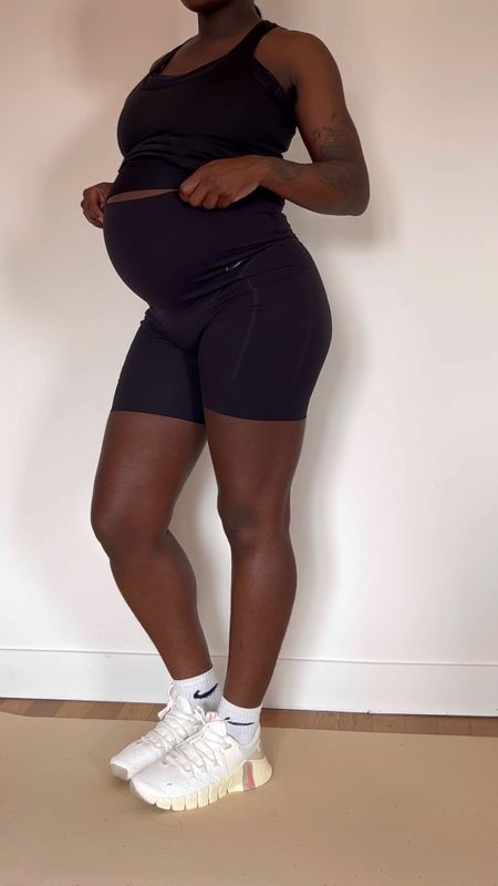 Les vêtements de maternité @nike ont été mon uniforme préféré tout au long de ma grossesse 🤰🏾. J’ai fait de mon mieux pour rester active, en particulier pour me préparer à l’accouchement. C’était important pour moi d’avoir des vêtements cools qui s’adaptaient aux changements de mon corps tout en m’aidant à rester active. Le programme NTC m’a aidée à (M)ove like a mother ! J’ai suivi des exercices quotidiens simples et faciles qui m’ont aidé à me sentir bien dans mon corps et mon esprit! Ayant une grossesse difficile, les exercices de respiration m’ont beaucoup aidé pendant cette grossesse, surtout avec l’anxiété ! Je pense que je n’avais jamais réalisé à quel point j’étais forte jusqu’à ce que je tombe enceinte! J’aime comment le programme met le bien-être au centre, comment c’est important de prendre son temps, prendre soin de soi et ne pas se mettre la pression.