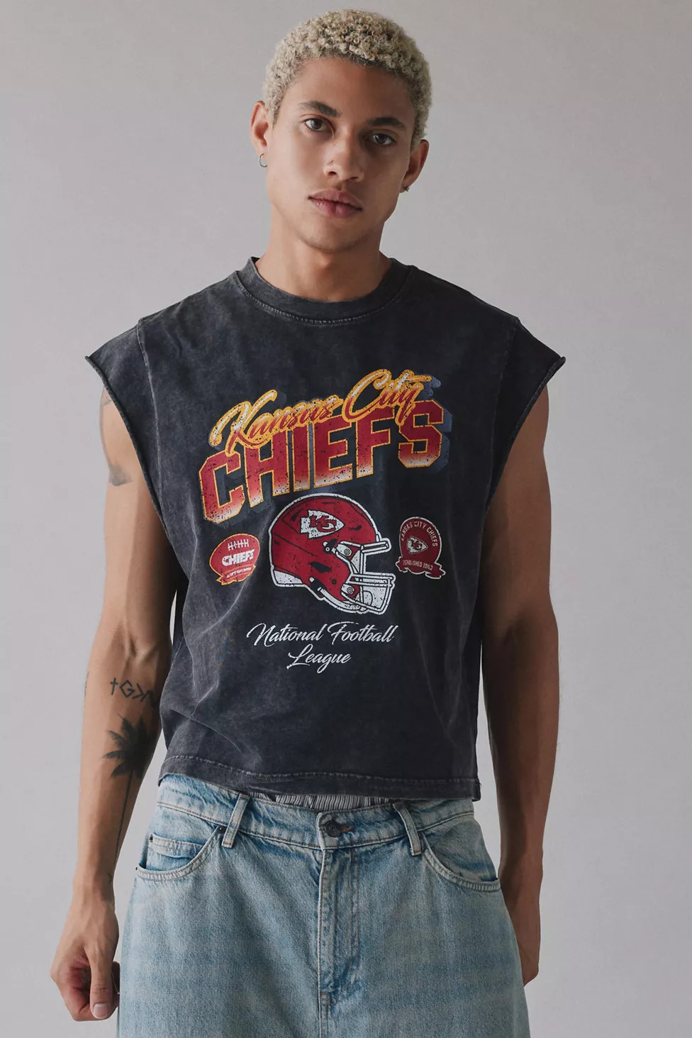Pro Standard UO Exclusive NFL Team Logo Washed Cutoff Muscle Tee | Urban Outfitters (US and RoW)