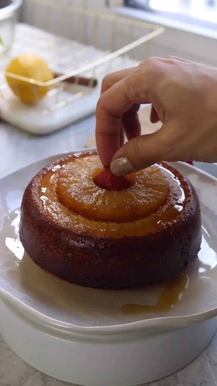 Si tienes una piña 🍍 esta es la mejor receta que puedes hacer.
La receta completa para imprimir la encuentras en LilibethRamirez.com

Torta volteada de piña saludable
Sin gluten 

Ingredientes 
Bizcocho
100 g (1 taza) harina Almendras
1 cda de polvo de hornear
Pizca de sal
3 huevos
30 g endulzante
1/2 rebanada de piña (opcional)
Decoración y Caramelo:
2 rebanadas de piña
1/4 taza de jugo de piña
45g de monk fruit
1 fresa

#tortadepiña #tortadepiñavolteada #volteadodepiña #piña #receta #postressaludables #postres #singluten #tortasingluten #sinazucar