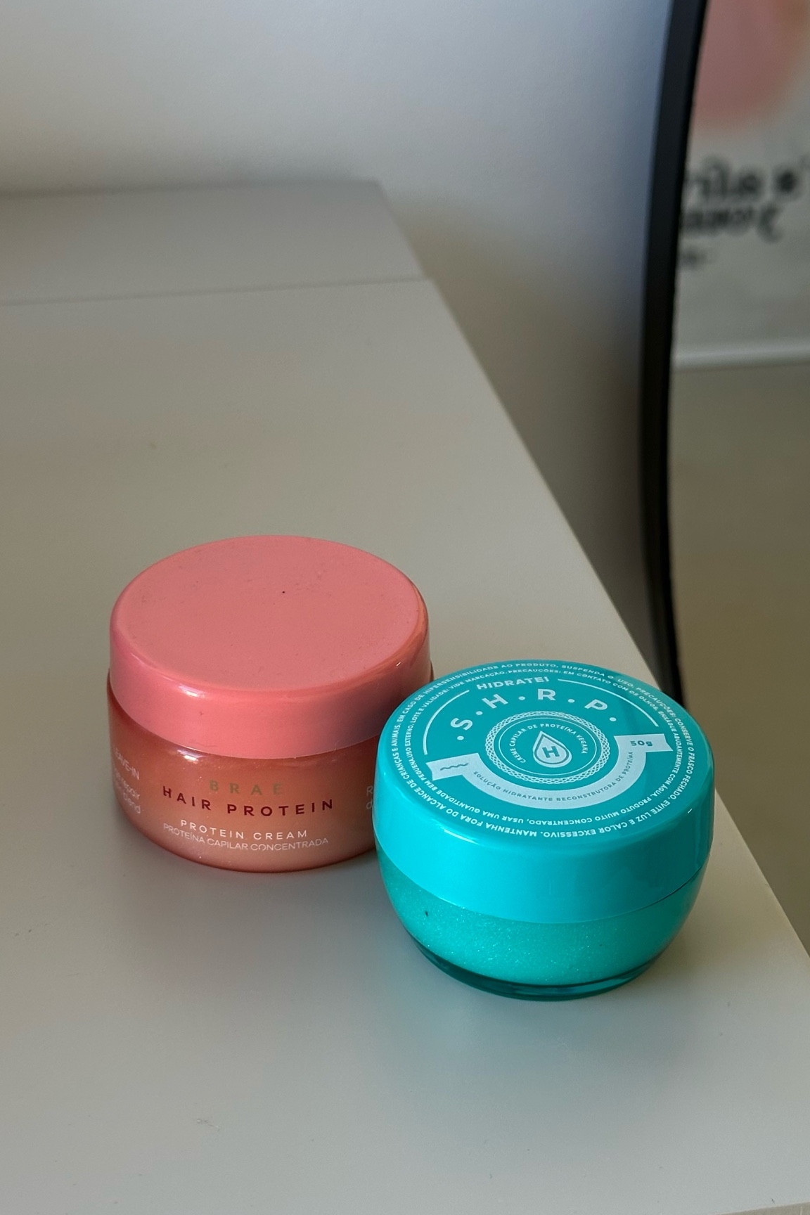Creme hidratante capilar. Hidratei SHRP é indicado para cabelos frágeis e quimicamente danificados, suaviza e sela as cutículas instantaneamente.

Leave-in para cabelos danificados. Braé Hair Protein proporciona uma revitalização potente às fibras capilares.