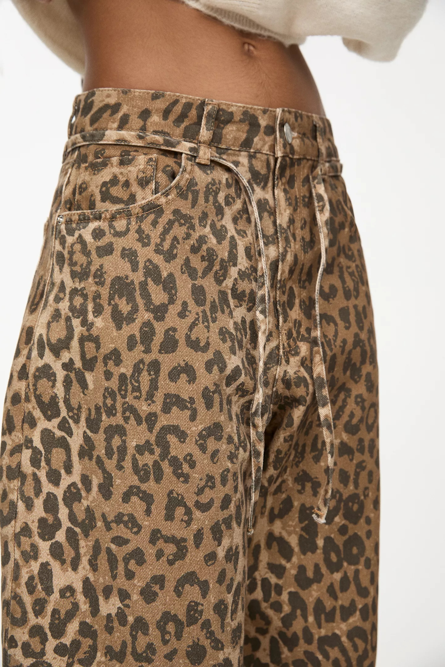 Jeans im Leoparden-Look mit Gürtel | PULL and BEAR DE