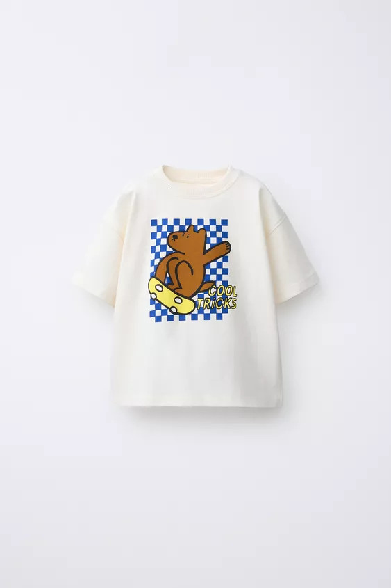 T-shirt avec col rond et manches courtes. Imprimé sur le devant. | Zara FR