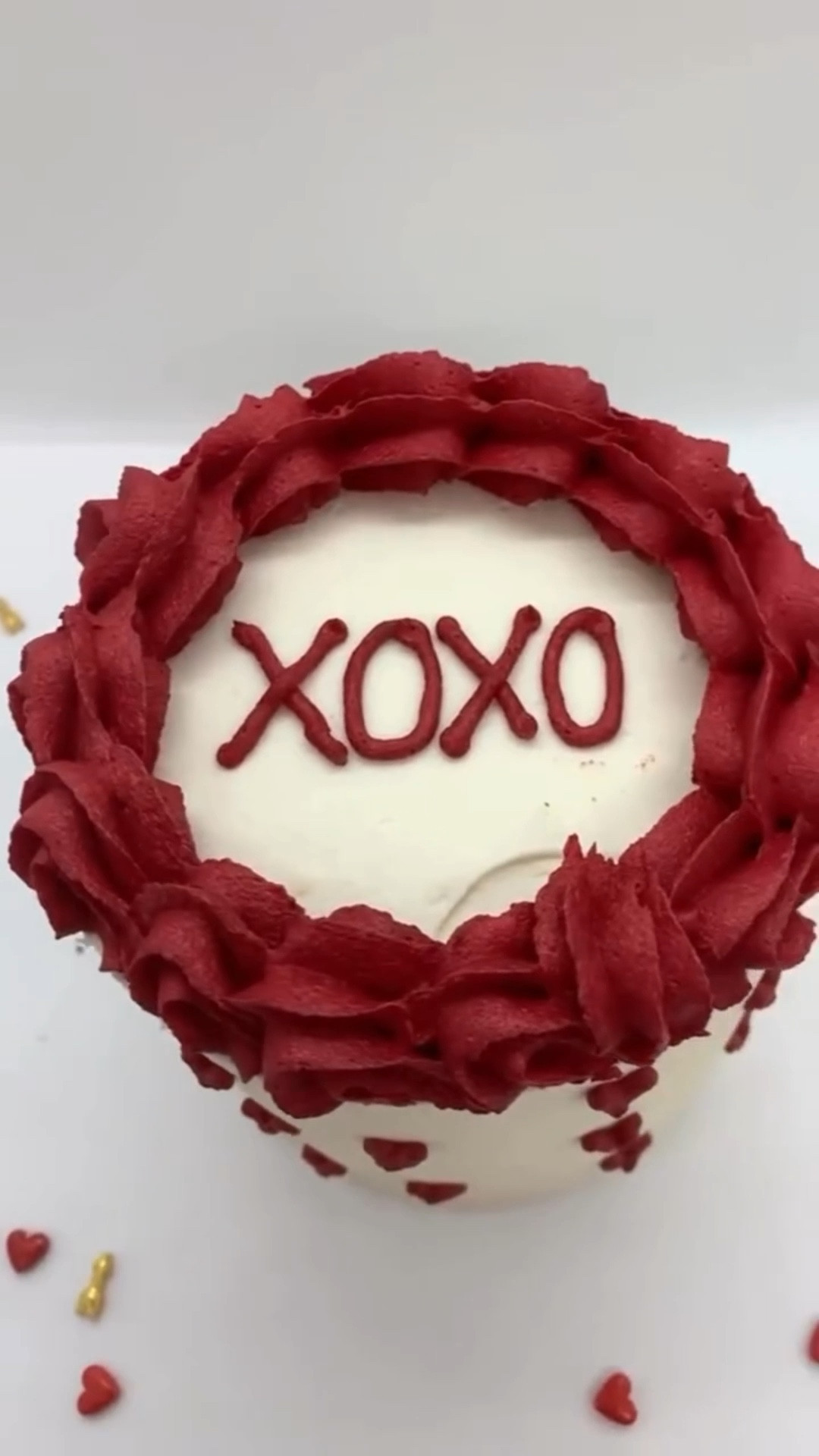 A (quick) behind the scenes timelapse of baking and decorating this Valentine’s Day cake 🏹♥️

This is a vanilla cake filled with strawberry filling and decorated with white and red buttercream 🍓

How delicious does that combo sound?

Buttercream Cake Decorating, Easy Buttercream Cake Design, Buttercream Cake Art, Valentine’s Day Cake, Galentine’s Day Cake

#LTKcanada #LTKhome