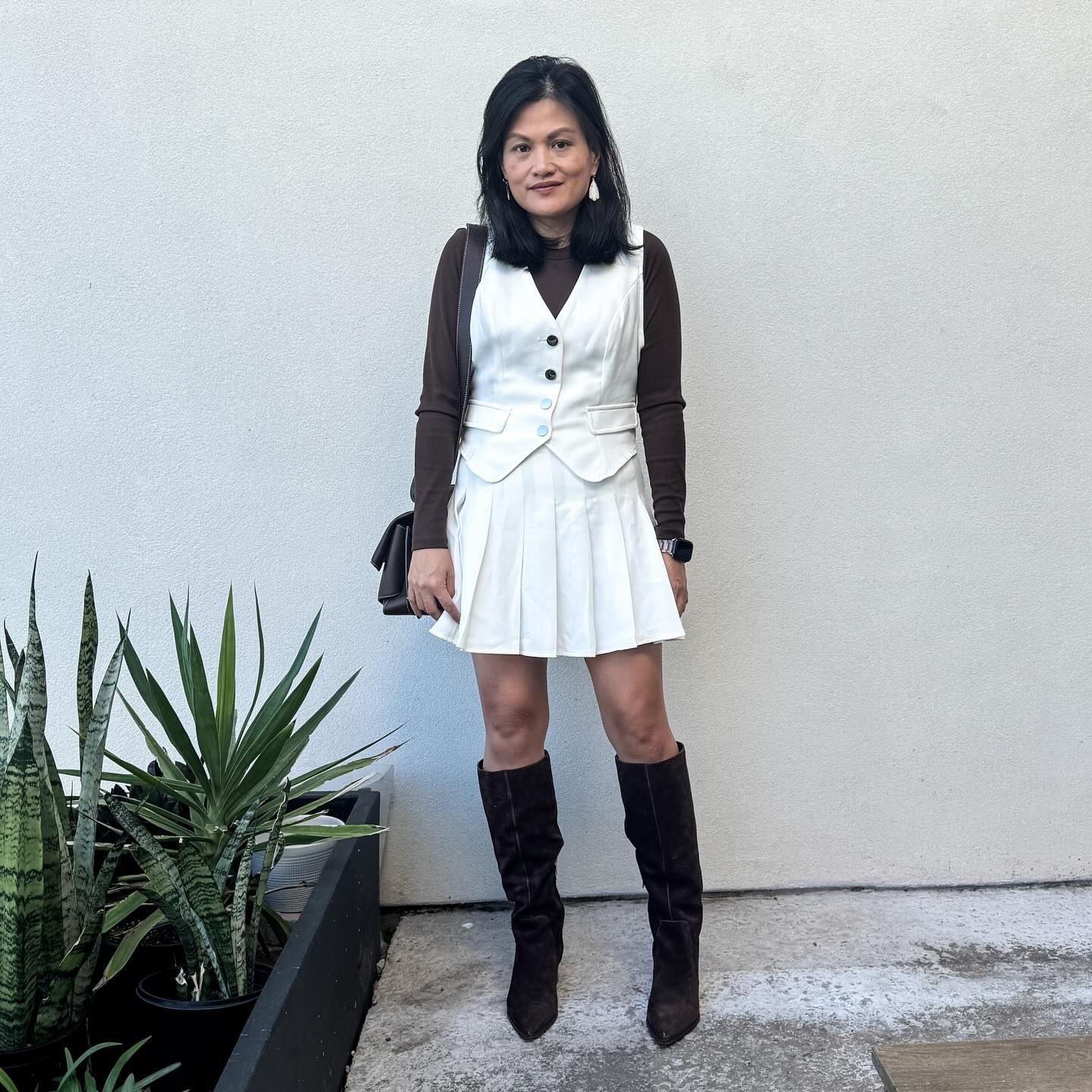 Another matching set! Makes it so much easier, but I did layer a sweater underneath for the fall vibes. 

𝐎𝐔𝐓𝐅𝐈𝐓 𝐃𝐄𝐓𝐀𝐈𝐋𝐒:
Shoes: @vincecamuto ; Skirt & Vest: @sheinofficial ; Sweater: @oldnavy ; Bag: @polene_paris ; Earrings: @kendrascott 

#osipmatchingsets #skirtandvest #matchingsets #fallstyle #falltransition #fallstyleinspo #dailystyle #stylediary