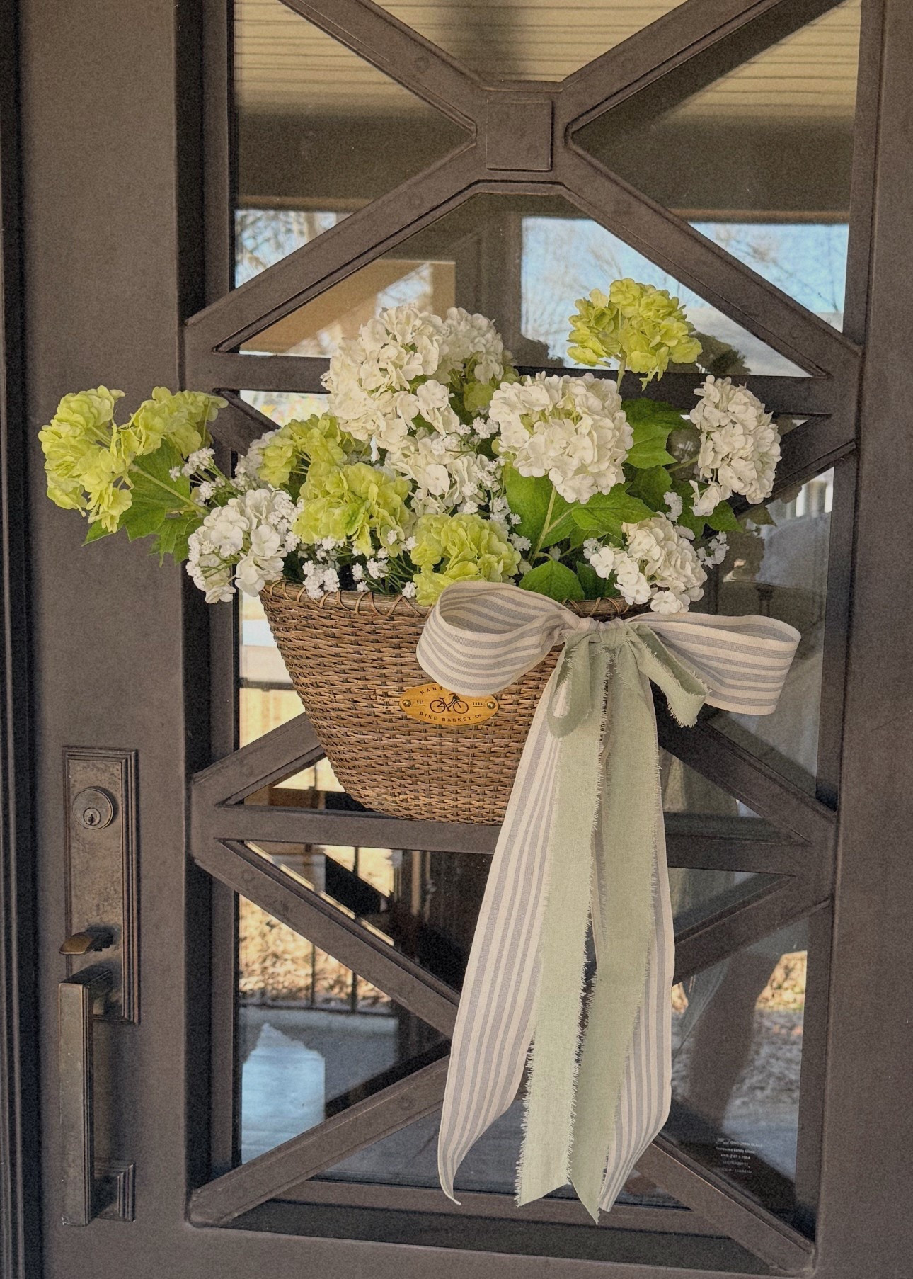 DIY front door basket wreath for spring 🌷👒🐇