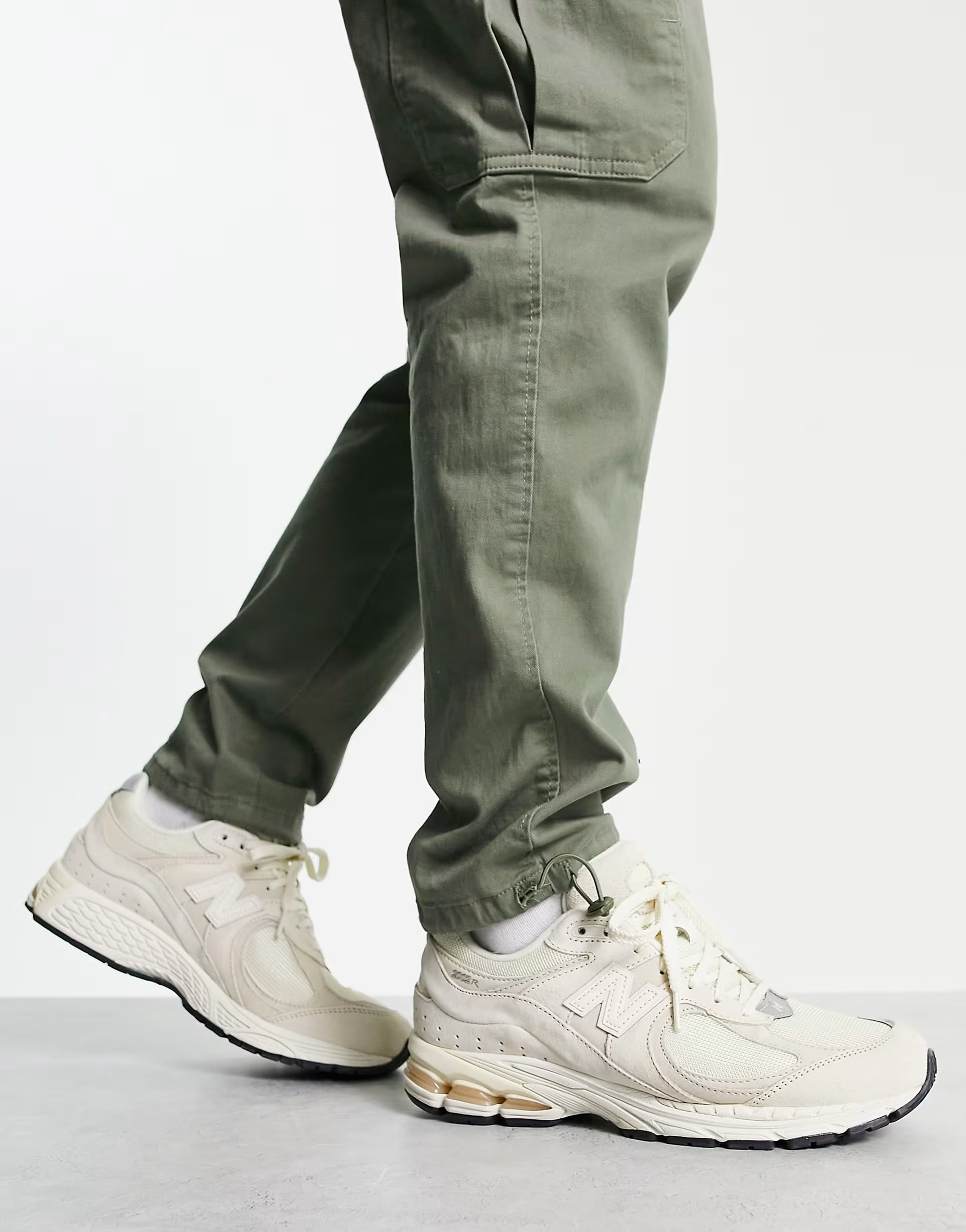 New Balance 2002 trainers in off white | ASOS (Global)