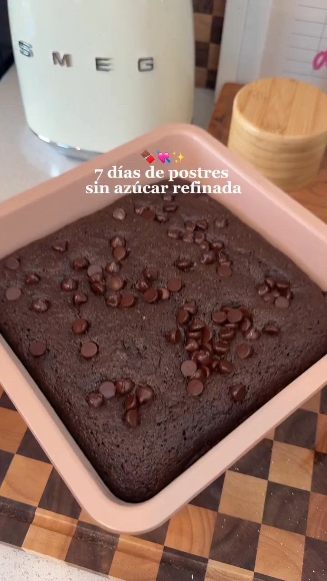 Día 2: 7 postres sin azúcar refinada

BROWNIESSSSSS😋🍫 osea a quien no les gusta un fudge brownie??? 

RECETA⤵️
	•	5 cdas. de mantequilla derretida
	•	40 g de chocolate negro sin azúcar, derretido
	•	3 huevos
	•	1/2 cdta. de extracto de vainilla
	•	3/4 taza de harina de almendra
	•	1 cdta. de polvo de hornear
	•	1/8 cdta. de sal
	•	1/4 taza de cacao en polvo sin azúcar
	•	1/4 taza de endulzante natural (stevia o monkfruit, tipo Whole Earth)

Instrucciones
	1.	Precalienta el horno a 350°F (175°C).
	2.	Prepara un molde 8x8 con papel pergamino.
	3.	En un bowl, mezcla la mantequilla derretida con el chocolate derretido hasta que esté uniforme.
	4.	Agrega los huevos y la vainilla. Mezcla bien.
	5.	Incorpora el endulzante.
	6.	Añade la harina de almendra, cacao, polvo de hornear y sal. Mezcla hasta obtener una masa homogénea.
	7.	Vierte la mezcla en el molde y distribuye de forma uniforme.
	8.	Hornea por 18–22 minutos (el centro debe quedar ligeramente húmedo para textura fudgy).
	9.	Deja enfriar antes de cortar.

#dietalibredeazucar #postressaludables #healthybrownies #brownies