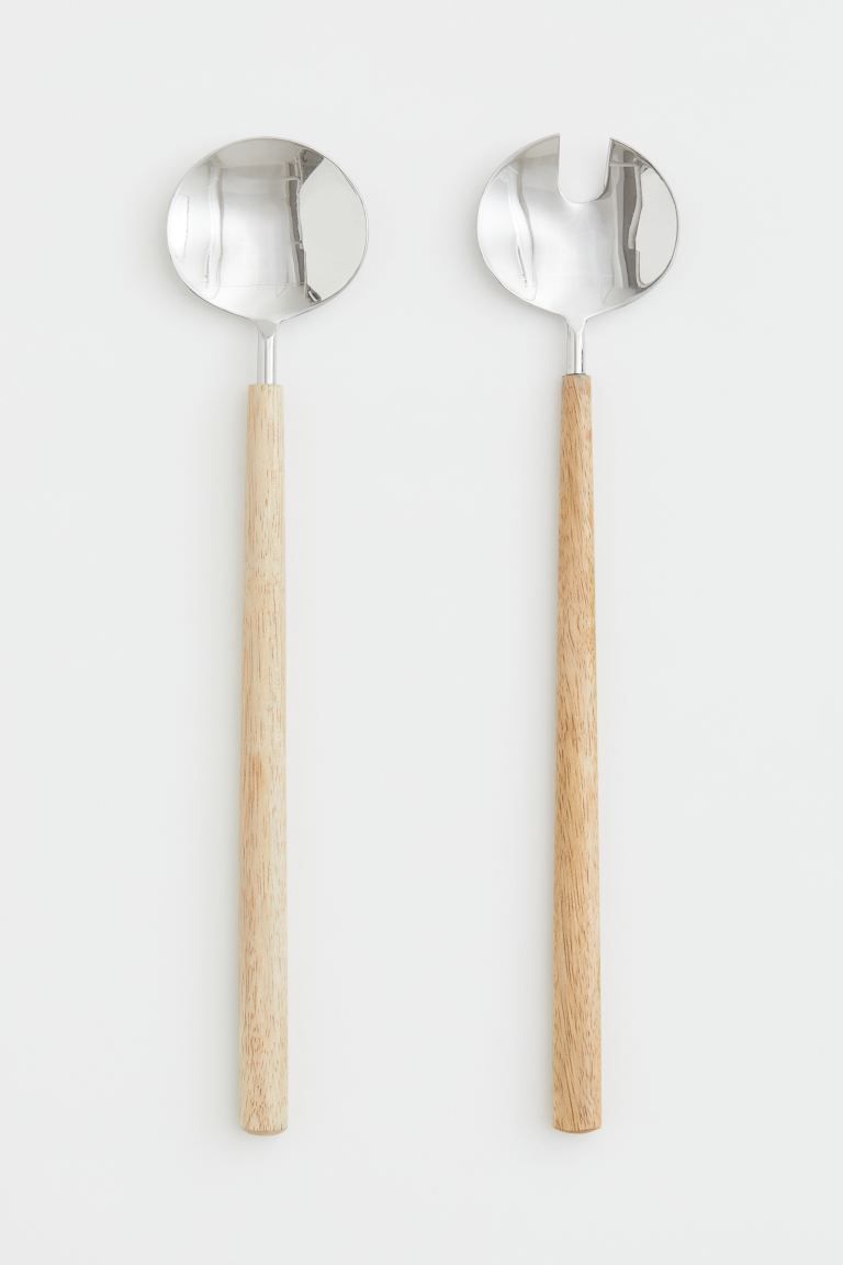 Salad servers in polished metal with a wooden handle. Total length approx. 11 3/4 in. Width at wi... | H&M (US + CA)