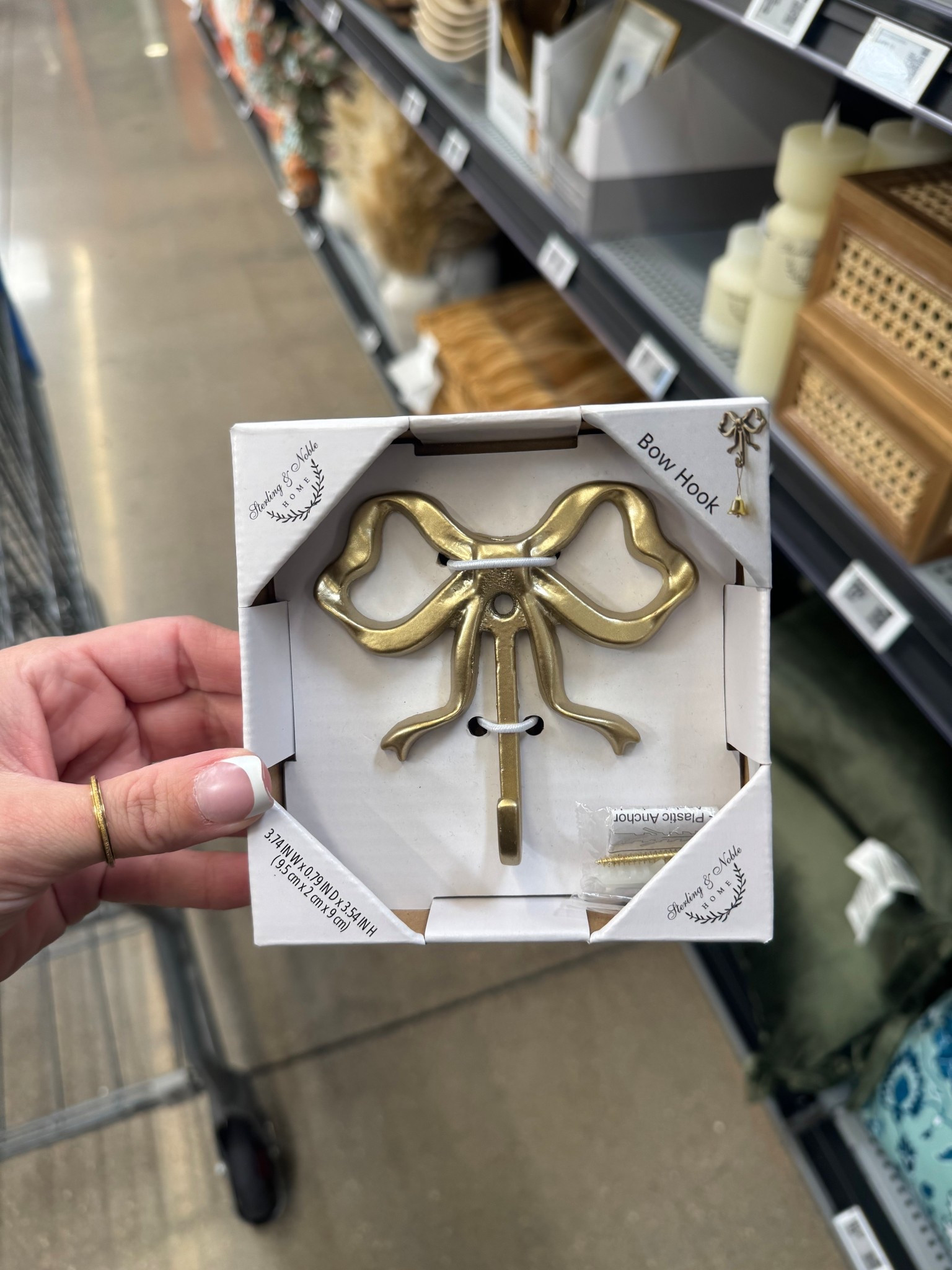 Obsessed with this gold bow hook 🫶 perfect for keys, jewelry, or just looking cute on the wall.