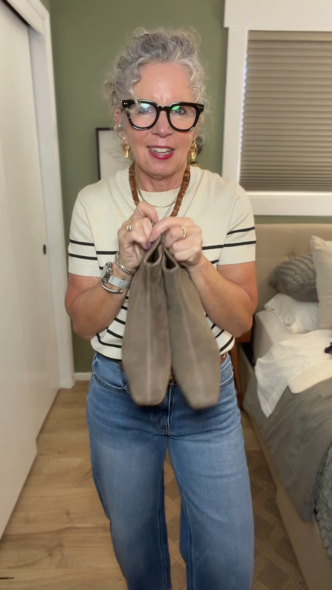 These boots are so comfortable and with the flat bottom I can wear these all day.
@stevemadden-us boots tts
They come in two more colors
@Quince jeans size 28
@amazon sweater small