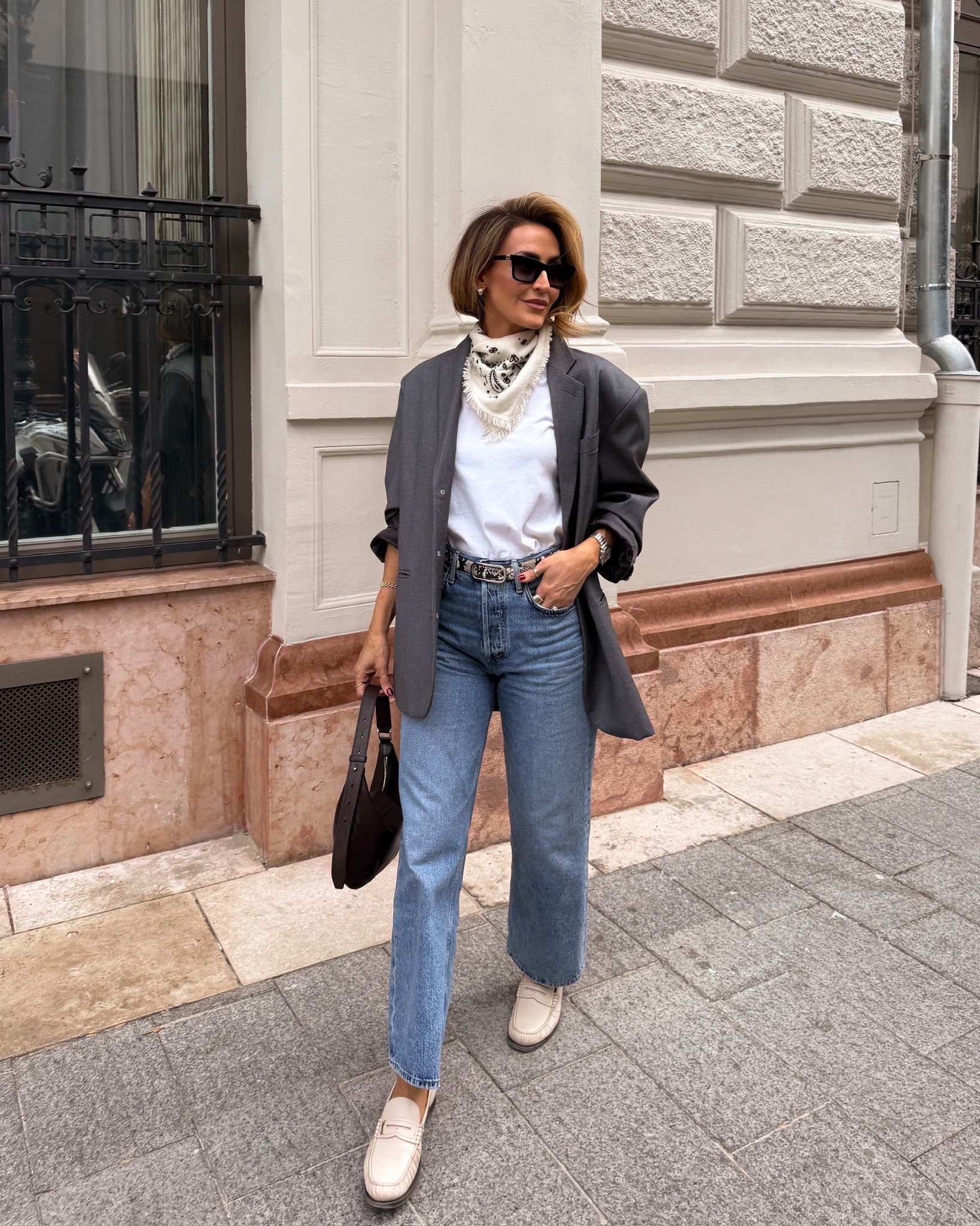 Walking tour fit check in Budapest 🖤✨

Comfy chic for the win! We walked for over 4 hours in these looks, they passed the test! 

My Jeans 25, blazer xxs (fits super oversized) tee XS