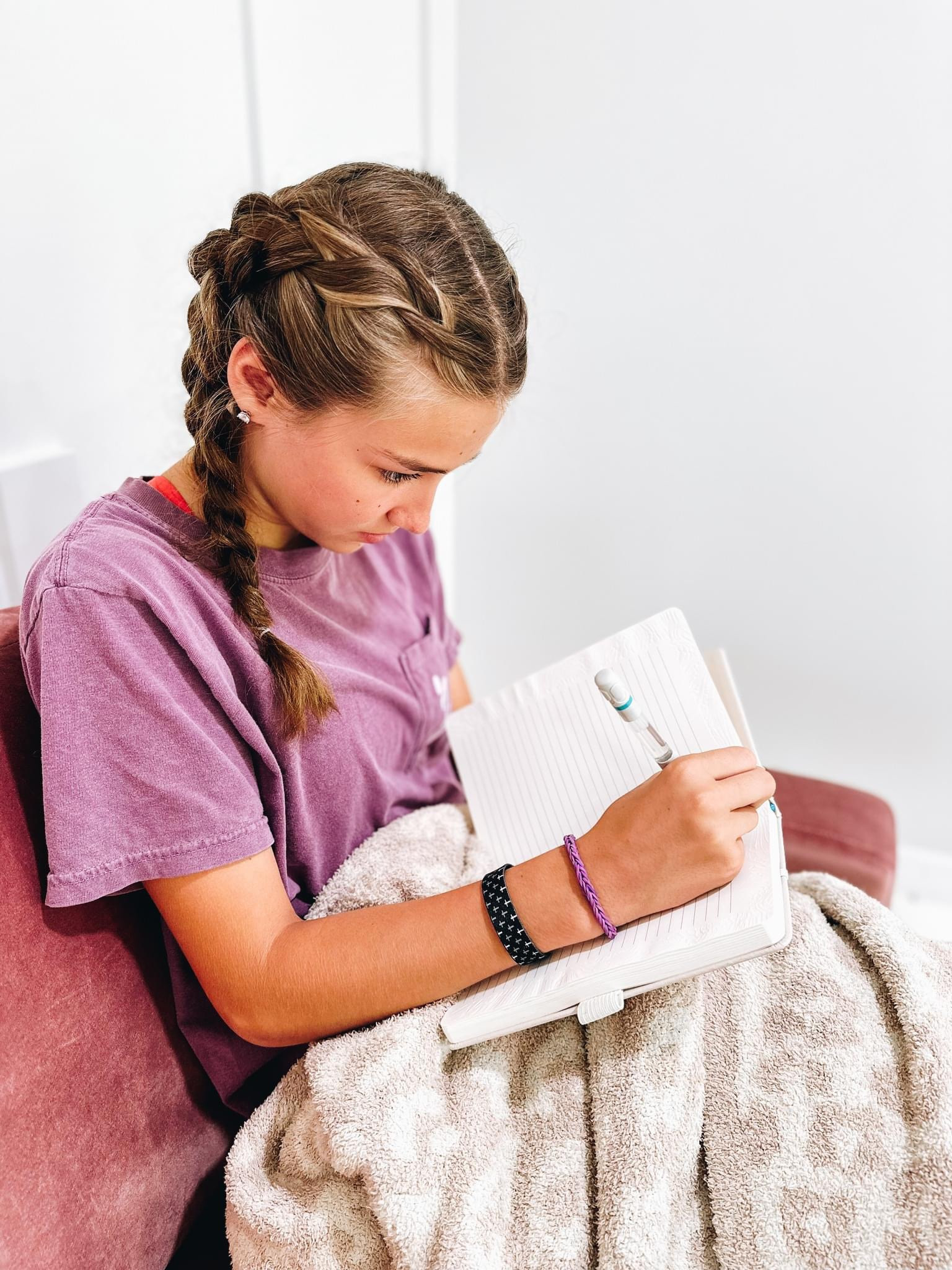 Journal and pen that defuses 
Fashionablylatemom 
Fashionably late mom 
Cool
Amazon find 