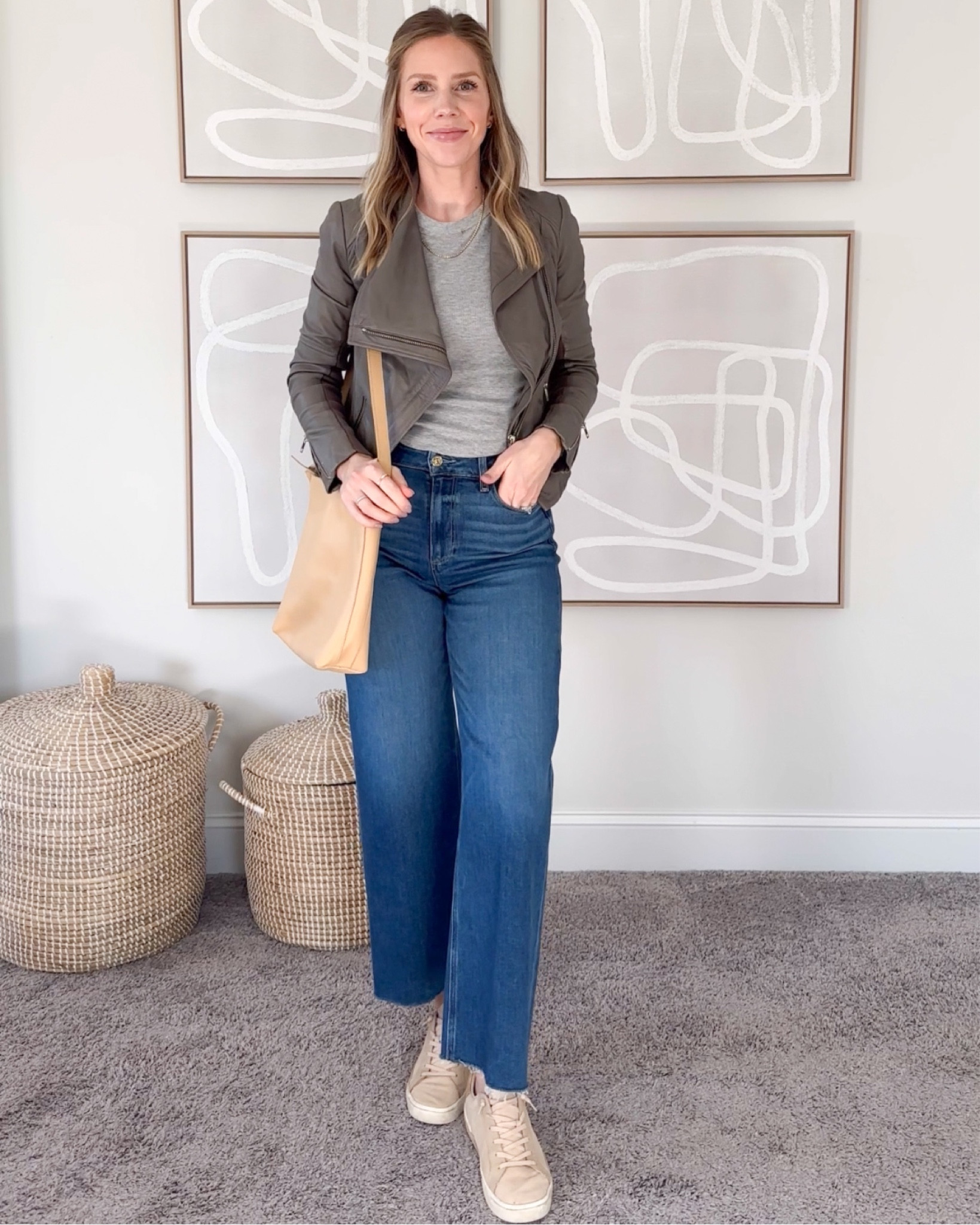 Wide-leg jeans outfit idea 