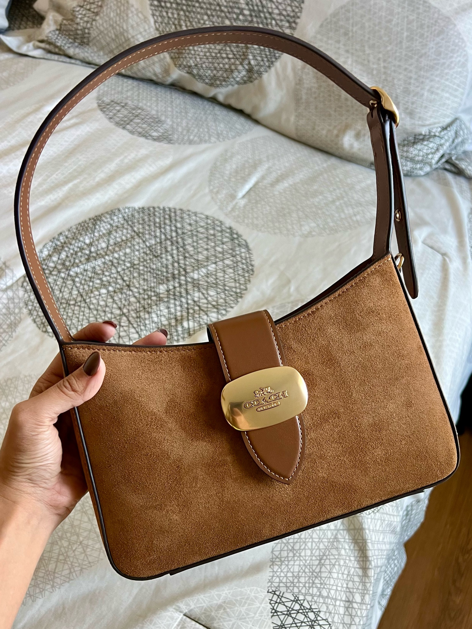 Fall Winter Suede Coach Purge. Eliza Shoulder Bag

Purse, suede, coach, trendy 

#LTKStyleTip #LTKSeasonal #LTKTravel