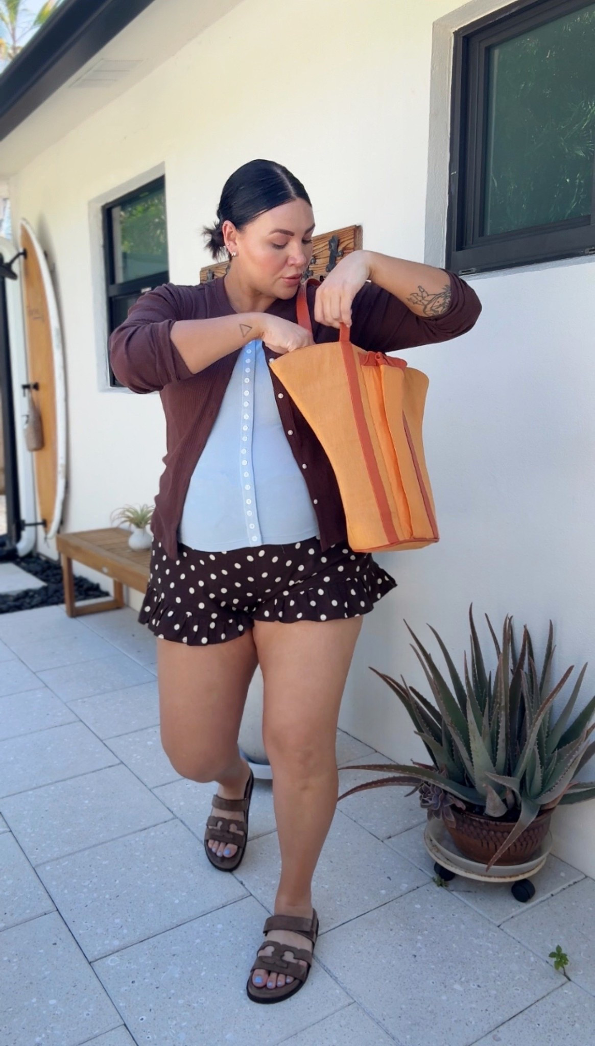 Dots on dots on dots.

We’re off to explore the town❤️😎

Wearing tank, cardigan and short size XL