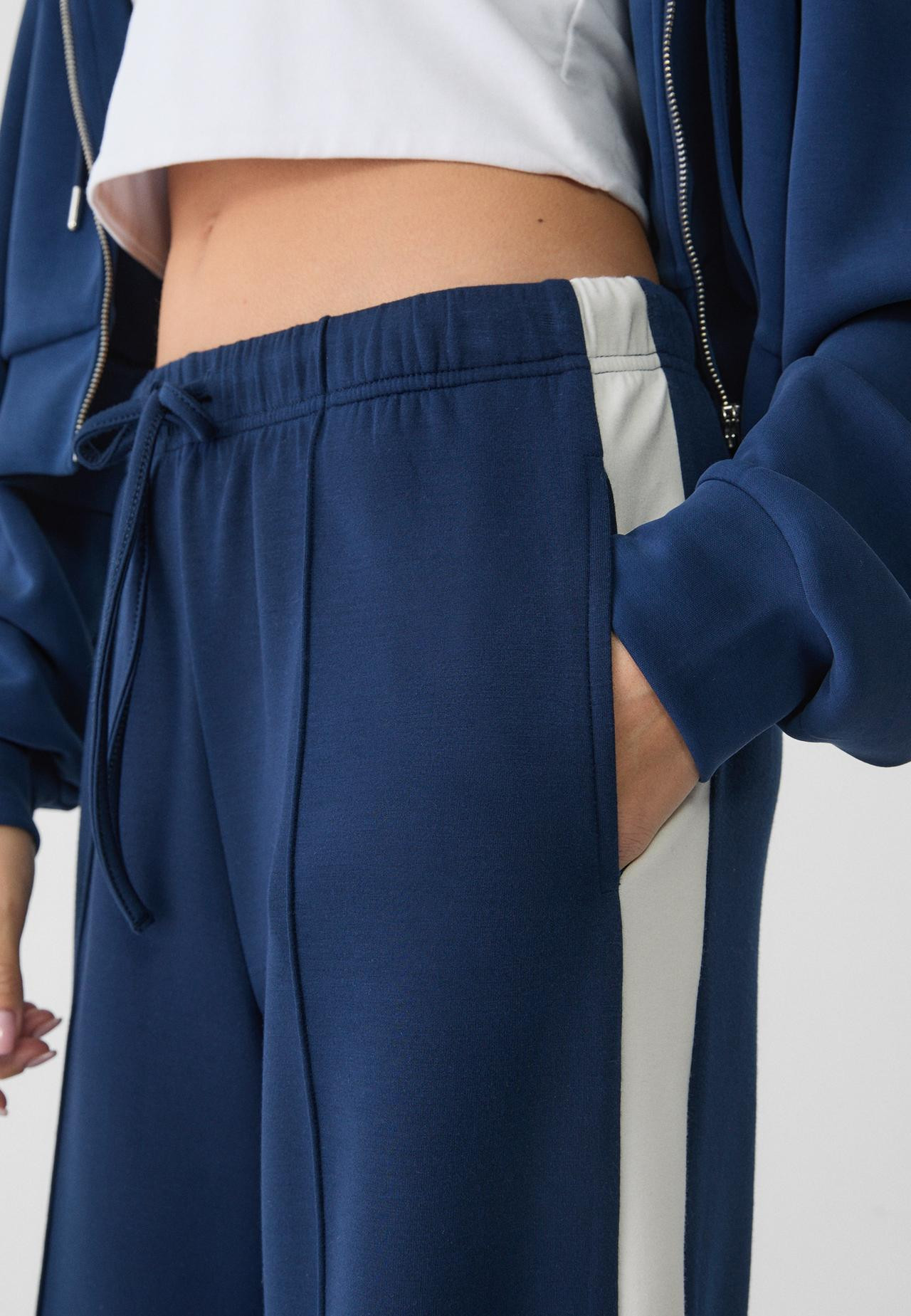Soft-touch wide-leg trousers with side stripe | Stradivarius (UK)