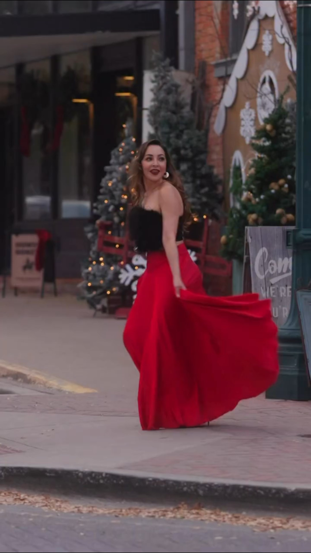 Running into the season like I own the street. Need links to this look? Let me know. ❤️🎄
🎥 @aramandres 
.
.
.
#christmasstyle #worldismyplayground #holidayinspo #dallasphotography #travelcreator #holidayoutfit