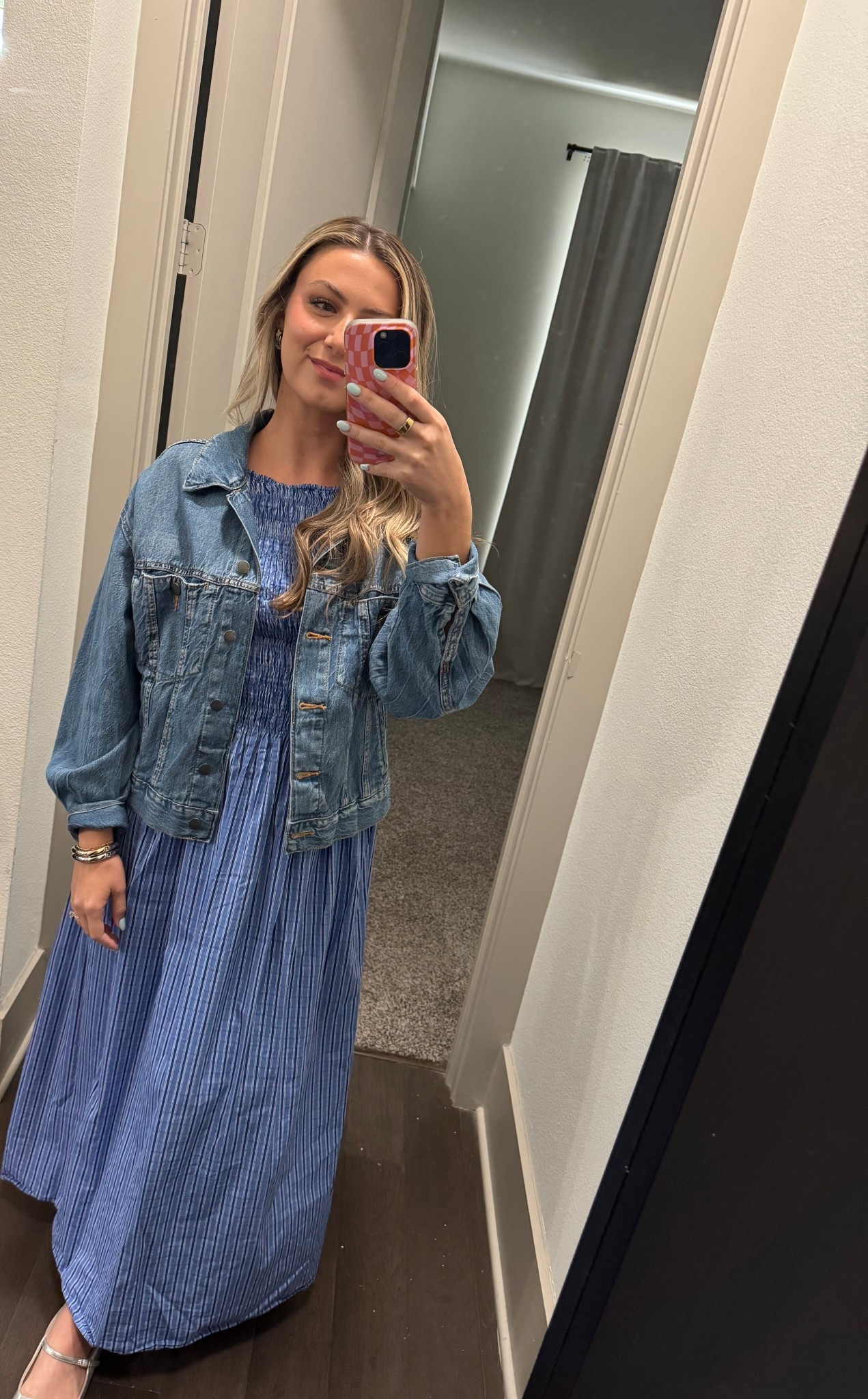 Spring outfit 💙
Maxi dress
Denim jackett
