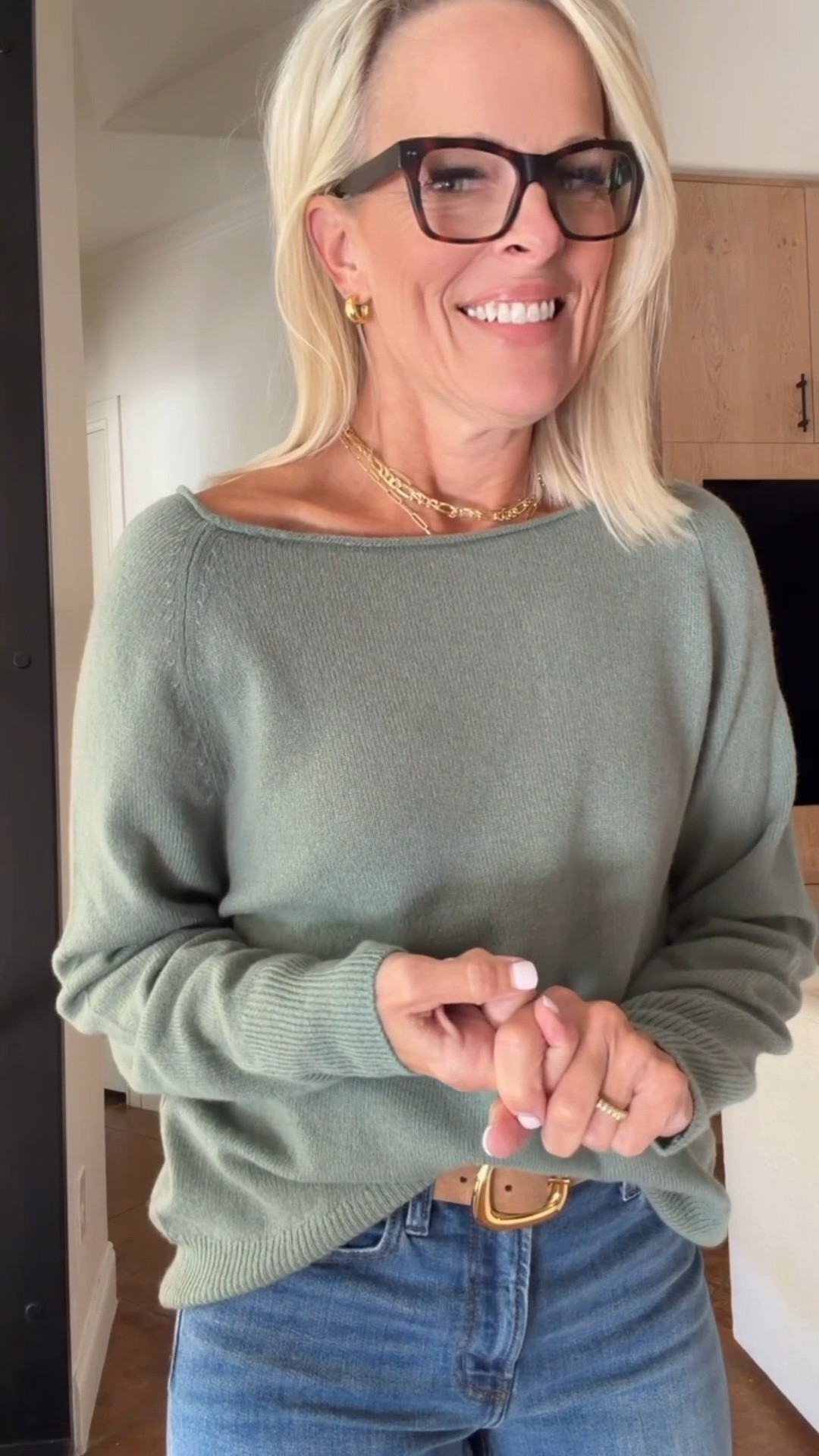 New color in this cashmere boat neck sweater. I size up to a medium.

And the bag I’ve been carrying for a while now has a shoulder strap, but also a shorter strap. It was fantastic for Travel because it’s Crossbody and it easily fits into my carry-on.

@onequince #quincepartner

#LTKGiftGuide #LTKTravel #LTKOver40