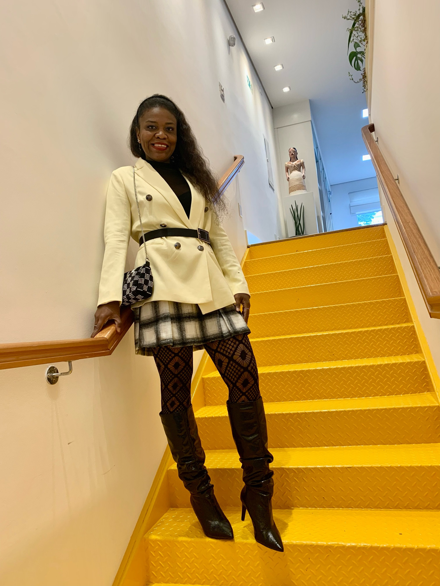  Para dar um UP no seu look invista em uma terceira peça mais estruturada. Alfaiataria nunca sai de moda então apostei em um BLAZER over para dar um top sofisticado e moderno no meu look. 

#garimpodakelly #alfaiataria #saiaxadrez #botaovertheknee #meiasdecoradas #blazerover #blazer #ltkconBr2023

#LTKstyletip #LTKbrasil