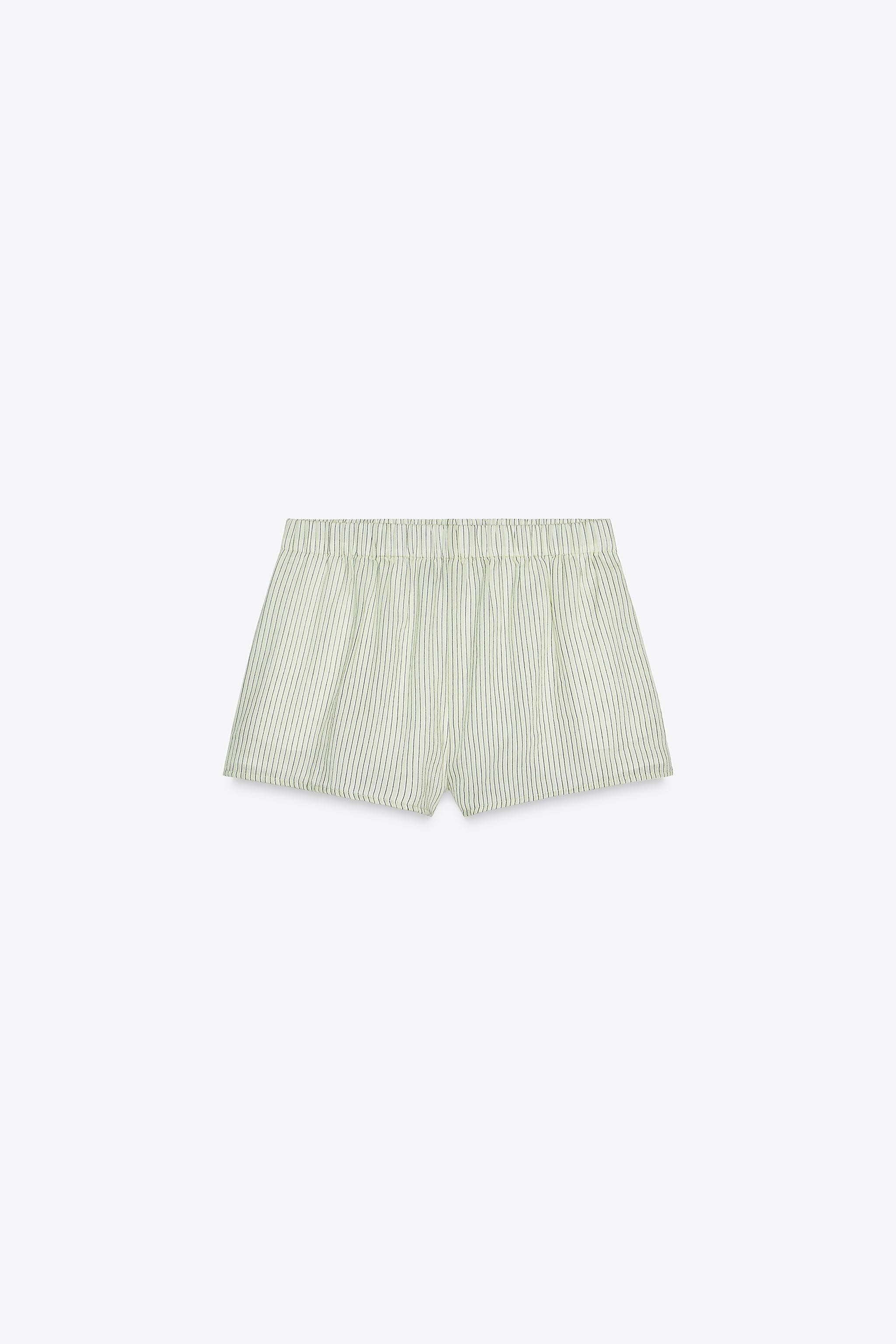 Shorts made from 100% cotton yarn. Mid-rise with elastic waistband. Side in-seam pockets. Contras... | Zara UK