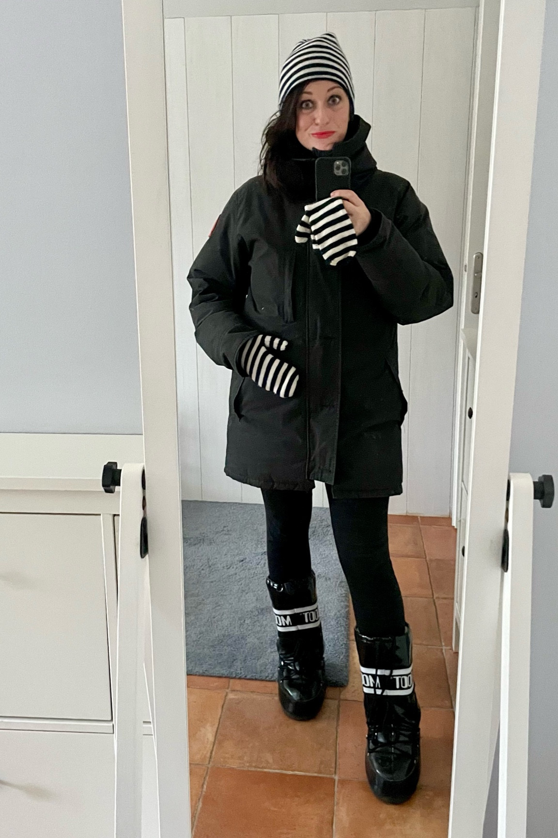 Cashmere striped beanie & gloves Cyrillus (old) / Parka Canada Goose Men (old) / Charcoal grey leggings Marks & Spencer (old) / Patent black Moon Boots 

#LTKeurope #LTKover40 #LTKmidsize
