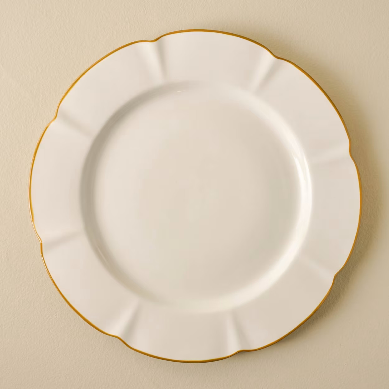 Luna Scalloped Plate | Magnolia