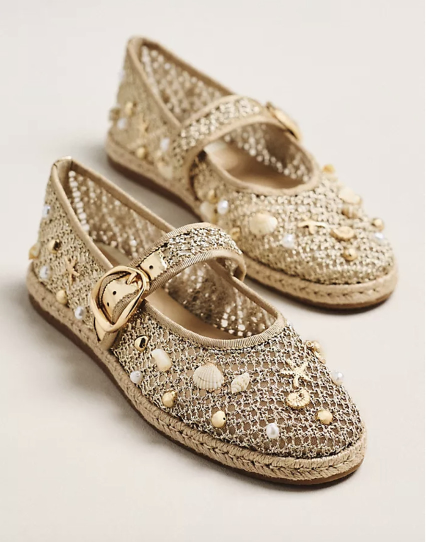 Trendy woven flats