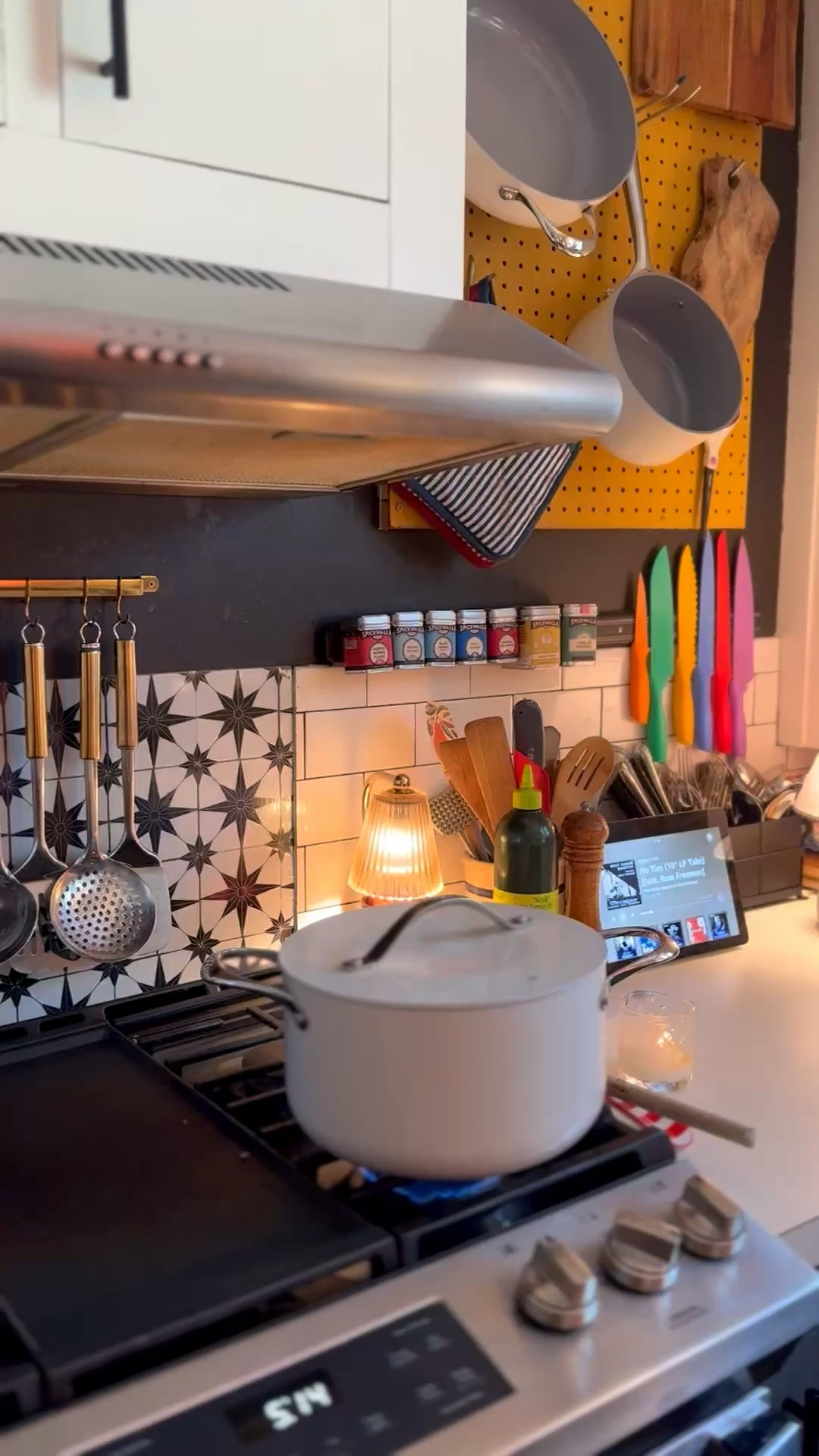 When your @onequince enamel cookware steals the show in your kitchen. 😍 
#QuincePartner @onequince 
