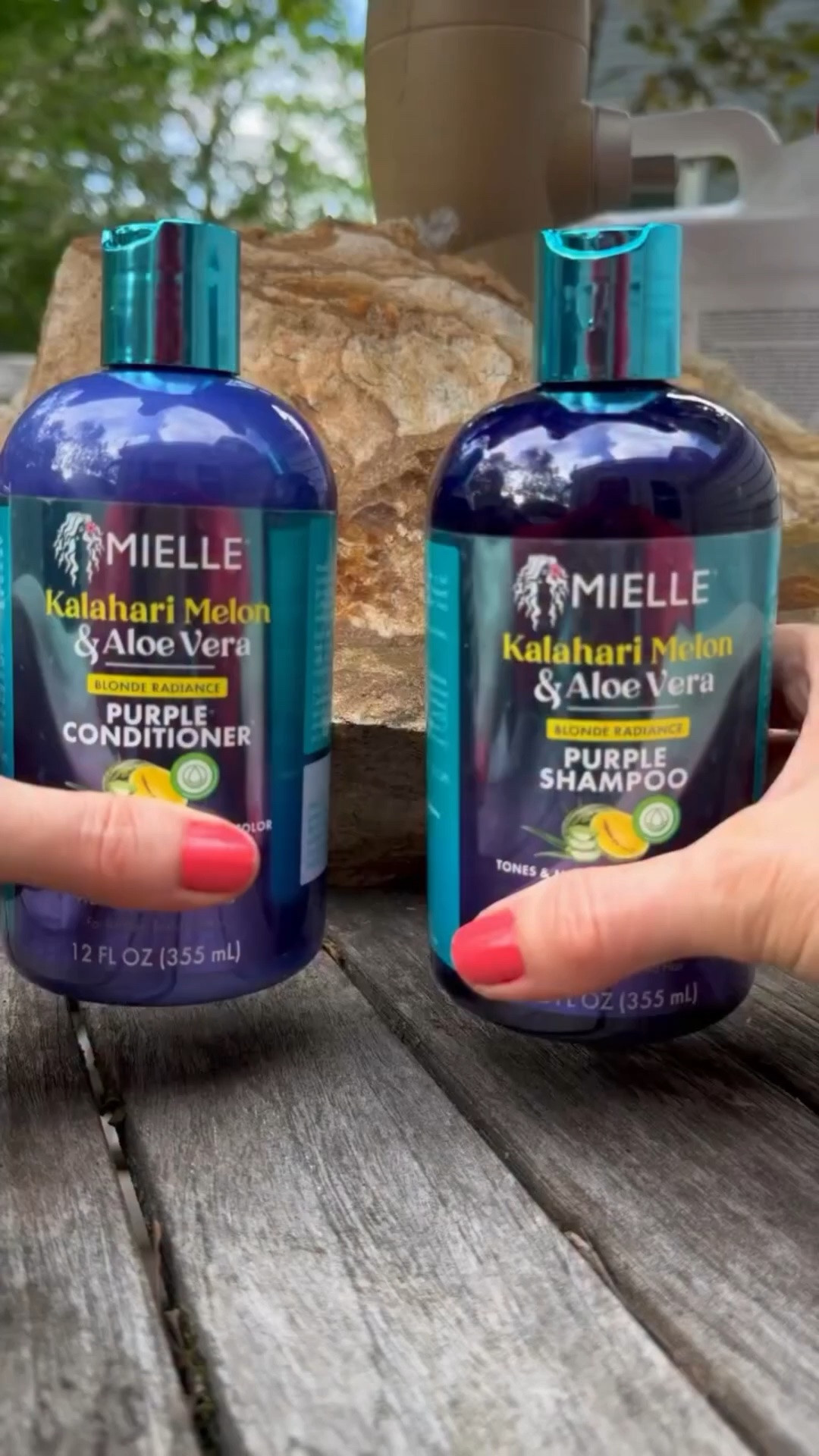 💜 Less brassiness, more shine, and surprisingly soft blonde hair 👀✨

I’ve been using the Mielle Kalahari Melon & Aloe Vera Blonde Radiance Purple Shampoo + Conditioner, and this duo honestly surprised me 💜

Most purple shampoos leave my hair feeling dry, rough, and tangled after one wash 😭
But this one helps tone down yellow/orange brassiness while keeping my blonde soft, shiny, and hydrated ✨

💜 What I noticed:
✨ Less brassiness for almost a full week
✨ Hair looks brighter and cooler-toned
✨ Soft, hydrated feeling instead of dry/stiff
✨ Helps my hair look smoother and healthier

🫧 The Purple Shampoo:
Gently cleanses without stripping my hair and helps neutralize unwanted warm tones 👀

💜 The Purple Conditioner:
SO good for softness and shine. It makes my hair easier to manage without weighing it down ✨
And it works fast… I leave it on for just 3–5 minutes.

🌵 Both formulas are infused with:
✨ Kalahari melon
✨ Aloe vera

Perfect for color-treated blonde hair that needs tone correction without sacrificing hydration 💜✨

@influenster @mielleorganics
#complimentary #MielleBlondeRadianceHairCare #shampoo #conditioner #blondehair