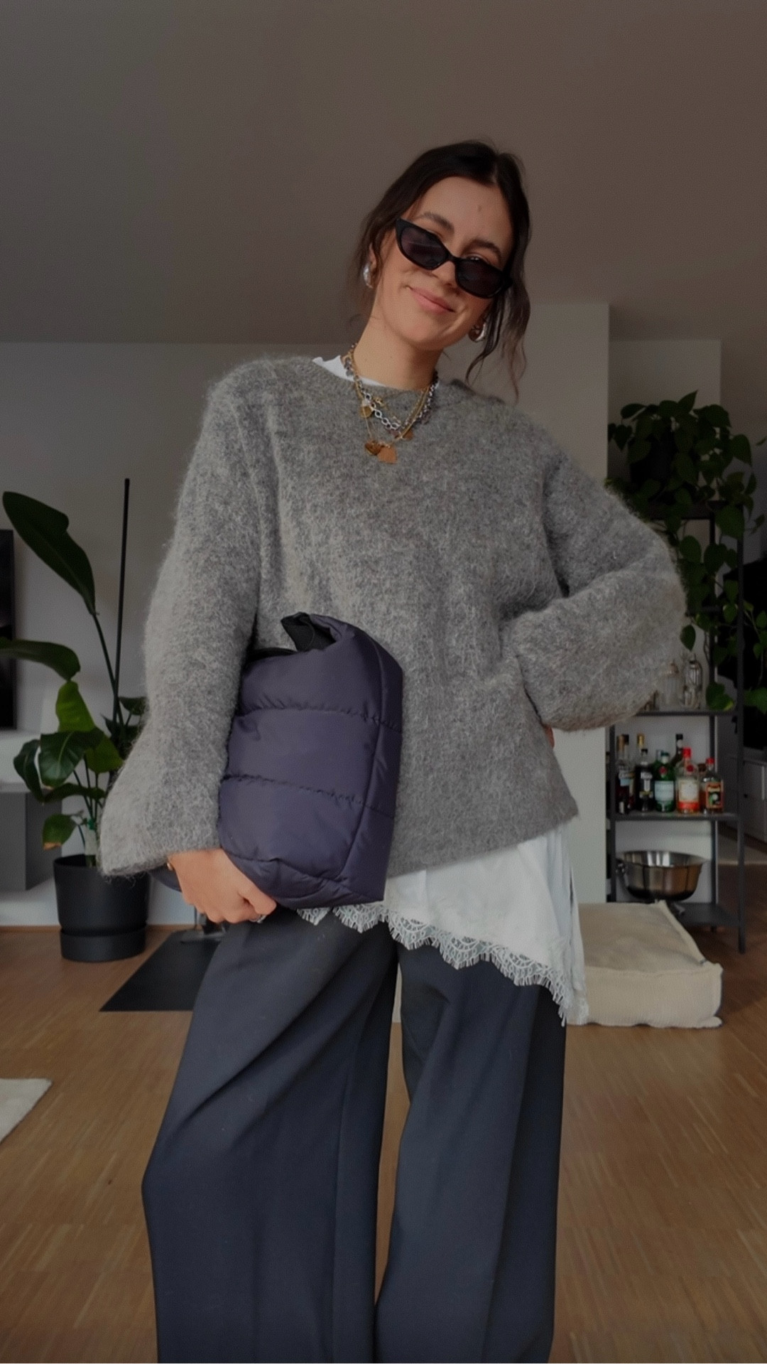 ich hatte heute gar keine ahnung, wonach ich suchen soll (bitte droppt mal eure liebsten suchbegriffe in die kommentare, i need inspo hahaha), deshalb hab ich mich mal komplett auf pinterest verlassen und hatte glück 🌚
hab den look etwas runtergebrochen und find ihn so mit dem spitzentop perfekt für den alltag, was sagt ihr? 💌

#LTKstyletip #LTKeurope #LTKdeutschland